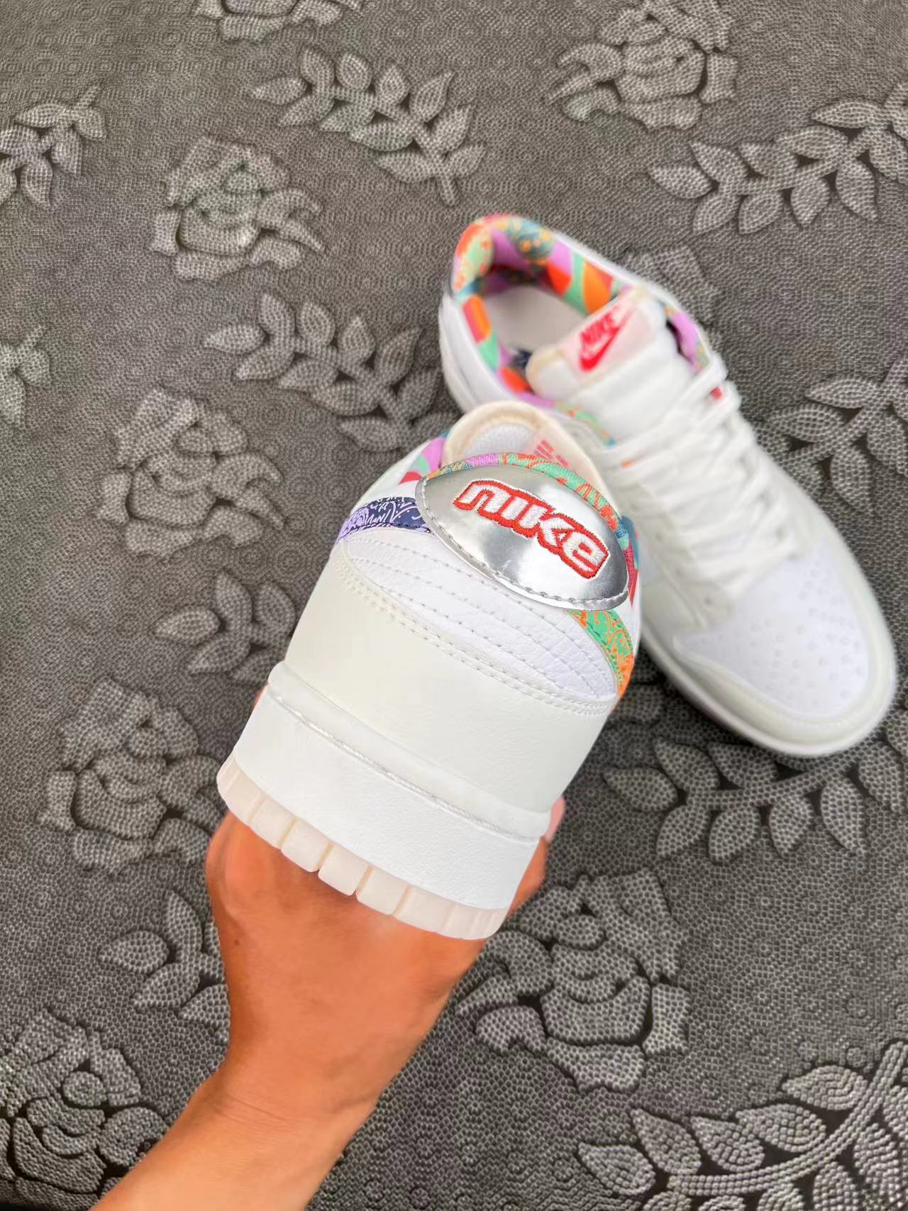 399 ? Nike Dunk Low 白菜配色? size：35.5-40 VH原盒  价格香 颜值高 鞋子的亮点是多佩斯利印花 Swooshes 和内讨上使用的多图案，其他细节包括带有红色鞋舌品牌和后部刺绣的金属银色！ 支持得物App/识货App鉴定 支持无理由售后90天