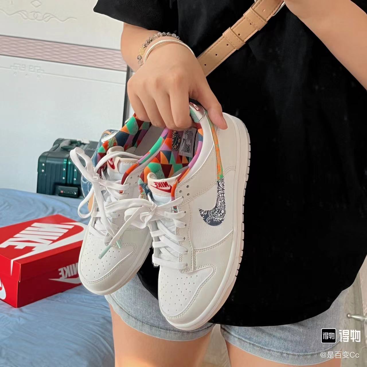 399 ? Nike Dunk Low 白菜配色? size：35.5-40 VH原盒  价格香 颜值高 鞋子的亮点是多佩斯利印花 Swooshes 和内讨上使用的多图案，其他细节包括带有红色鞋舌品牌和后部刺绣的金属银色！ 支持得物App/识货App鉴定 支持无理由售后90天