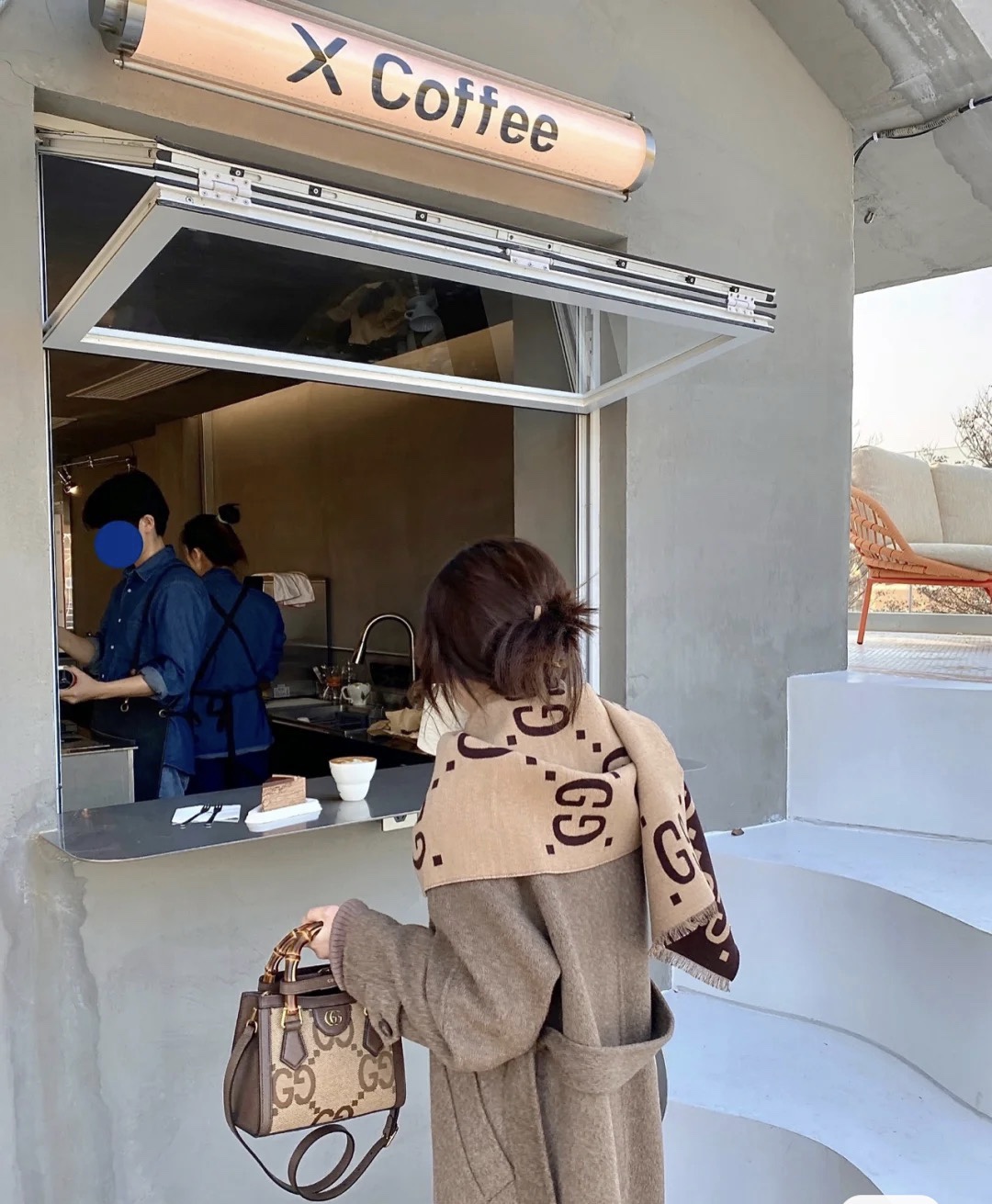 GUCC经典围巾首选🔥 Gucci经典围巾还是一如既往的好看又百搭,火了3年了还是这么火,如果不知道买什么围巾,可以试试这款大爆款 一点也不踩雷哈 非常百搭衣服冬天怎能少了一条棕色系软fufu的羊毛围巾从去年大热的fendi老花到今年的新宠loewe热门款确实好看,但是真的难买又容易撞款不妨看看Gucci家的这几条吧