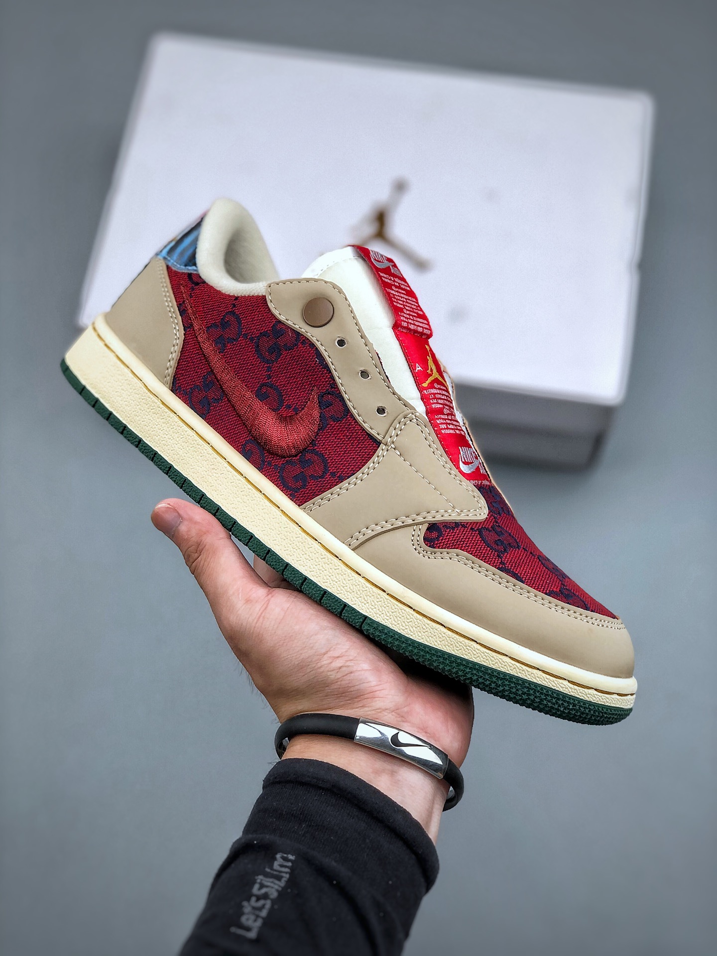 Air Jordan 1 Low Slip Shadow 全新配色刺绣勾 解构风 乔丹篮球鞋系列 这款特别版采用无鞋带设计，容易穿脱，更有独特刺绣Swoosh标志与提拉鞋舌，彰显个性风格 AV3918 758 尺码：39-45（带半码）