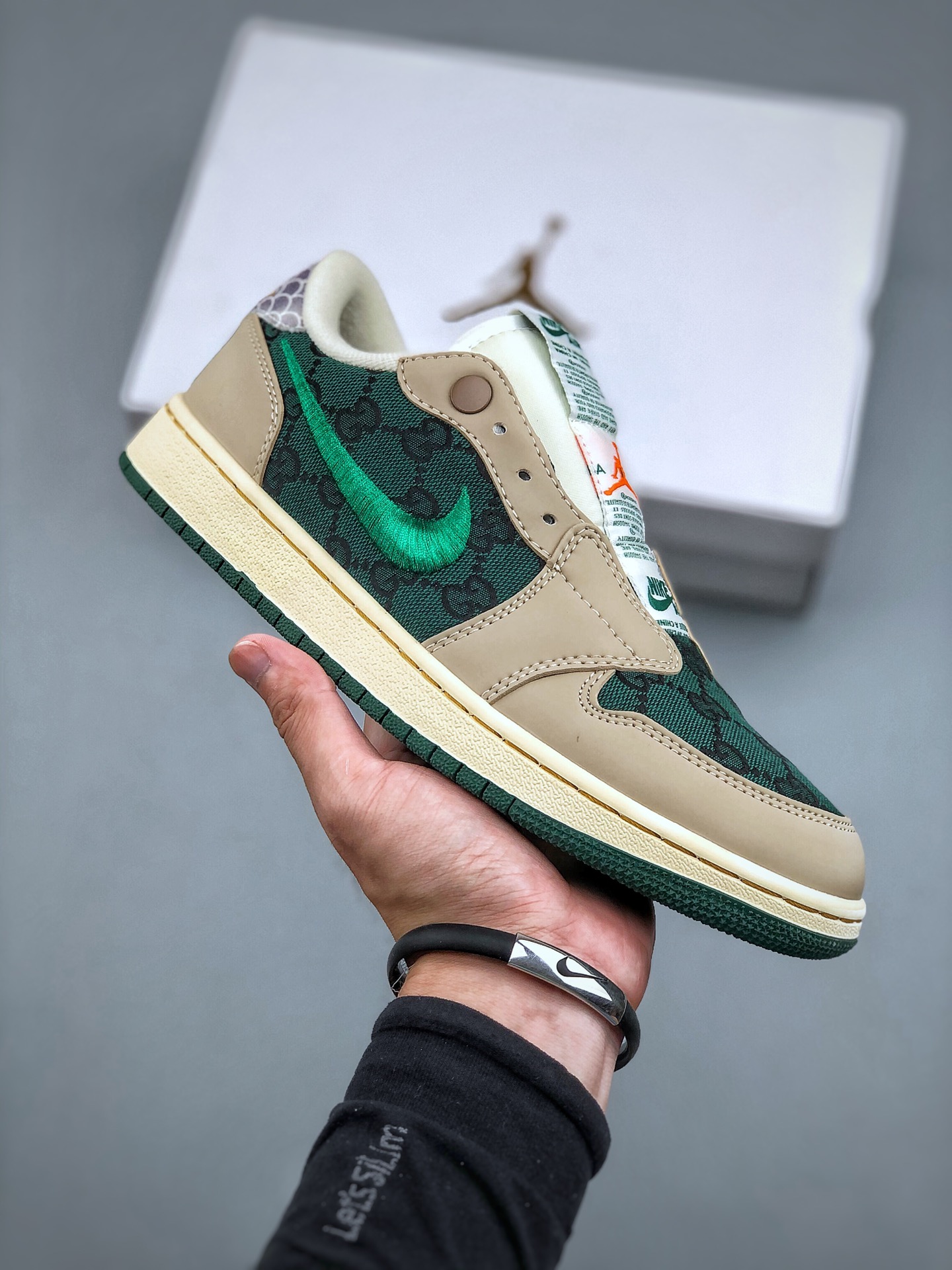 Air Jordan 1 Low Slip Shadow 全新配色刺绣勾 解构风 乔丹篮球鞋系列 这款特别版采用无鞋带设计，容易穿脱，更有独特刺绣Swoosh标志与提拉鞋舌，彰显个性风格 AV3918 778 尺码：39-45（带半码）
