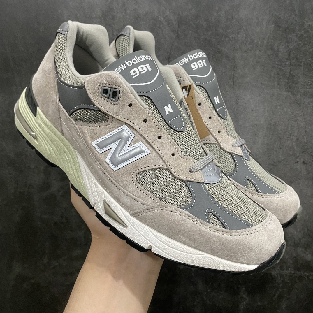 【总裁版】New Balance NB991元祖灰新百伦 M991GL 复古休闲跑鞋 英产nn原鞋开发 新开独立私模大底全网唯一正确组合大底 高端零售专供产物原档案3D模具，原纸板，原厂楦头打造完美鞋型n台湾原厂猪巴戈卡色精准校对无色差n原厂防伪标 同步原版配件 鞋撑纸…..所有材料均原厂订购！n历史3个月自主开发定单，媲美专柜正品，供货稳定，主打款式！欢迎对比品质！此款细节 鞋型是市售以来出的最正的批次！ 尺码：36 37 37.5 38 38.5 39.5 40 40.5 41.5 42 42.5 43 44 44.5 45 46.5-莆田鞋批发中心