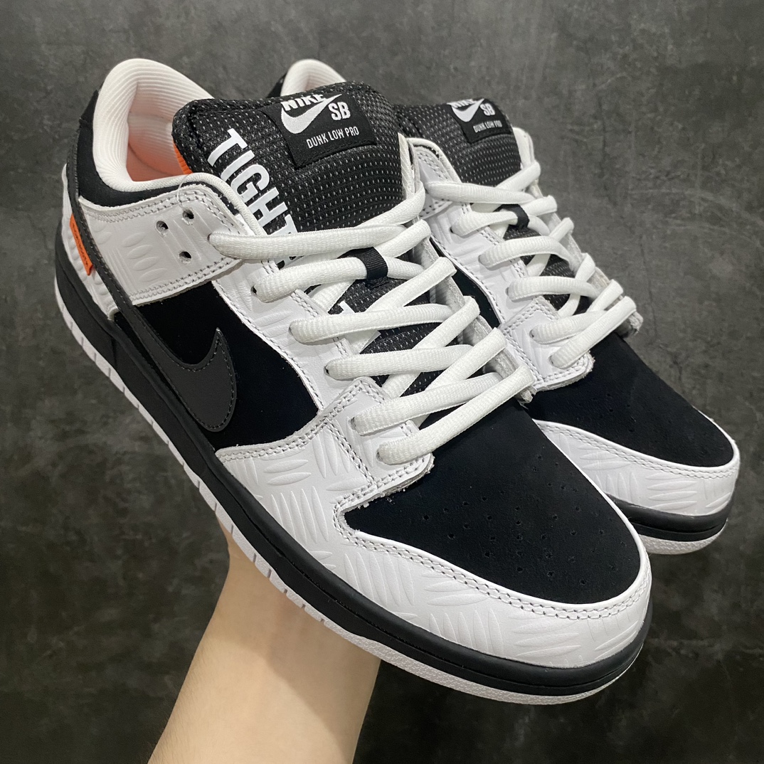 【Top版本】Tightbooth x Nk SB Dunk 联名款 反转熊猫 SB低帮休闲运动滑板板鞋 FD2629-100n鞋身以简约的黑白色调呈现，材质方面以麂皮为底， 搭配白色皮革框架设计，并且上方还带有压印的\”划痕\”纹路，营造出更为丰富的视觉效果。Swoosh也采用了黑色呈现，尾部则带有橙色TIGHTBOOTH标签点缀。n#鞋舌部分也带有白色波点细节点缀。鞋舌标签侧边则带有TIGHTBOOTH字样，彰显鞋款联名身份。 尺码：36 36.5 37.5 38 38.5 39 40 40.5 41 42 42.5 43 44 44.5 45 46 47.5-莆田鞋批发中心