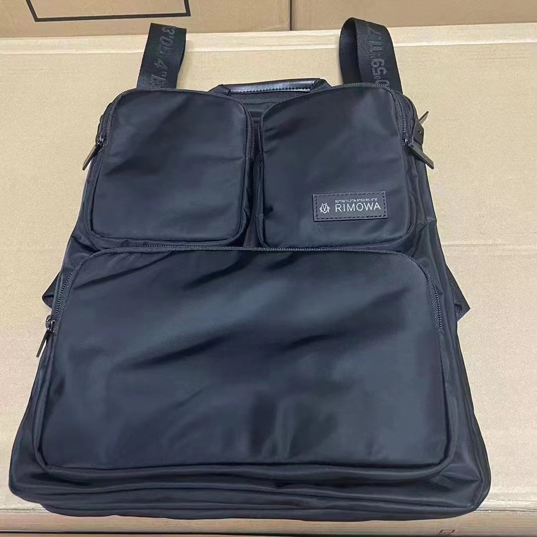 NO:269685,RIMOWA check-in case luggage hanging bag It is easily secured to your RIMOWA check-in case with adjustable straps. The ingenious design of the pocket plus compartment makes it easy for you to get the essentials such as mobile phones, electronic devices and cosmetic bags. Both large zipper bags can hold up to 16-inch laptops, and can also be used to store documents and magazines, cosmetic bags & cases19860909RIMOWA 登机箱行李挂袋 它使用可调节束带轻松固定在您的RIMOWA登机箱上,口袋加隔层的巧妙设计便于您拿取手机、电子设备和化妆包等必备品.两个大号拉链袋分别都能装下最大16英寸的笔记本电脑,也可用于收纳文件和杂志,,cosmetic bags & cases,luggage