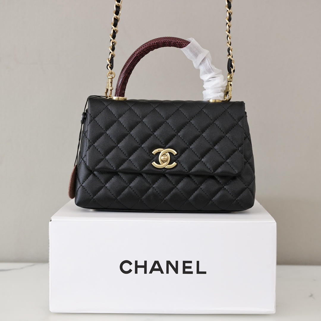 香奈儿Coco Handle手提包💰300 经典让你越看越迷人,款式与皮质相辅相成,蜥蜴皮手腕点缀整体造型提升奢华的视觉,驾驭任何场合都极致优雅。 规格:24*14*10cm