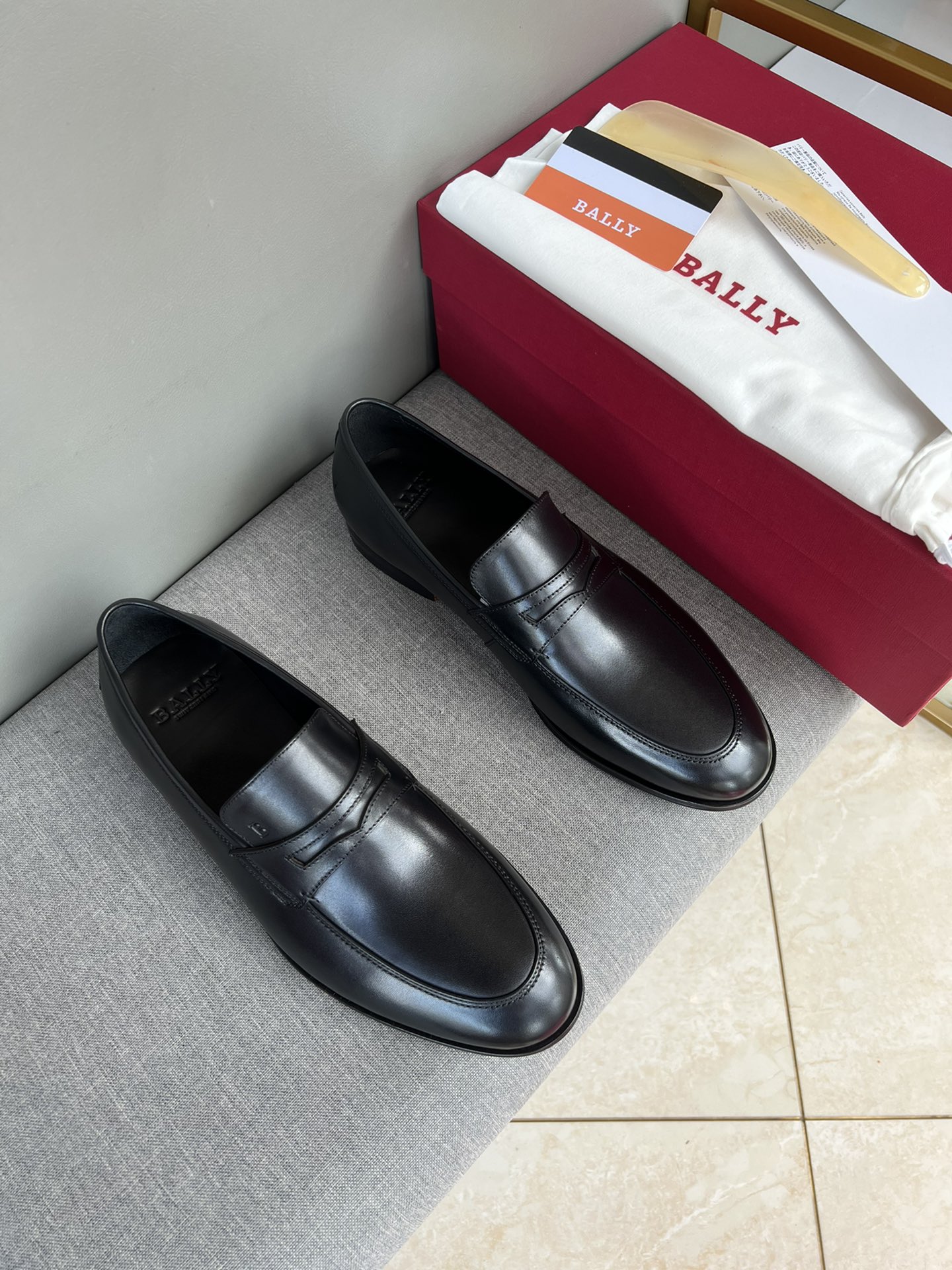 NO:621461,Bally's classic casual leather shoes. Exquisite hand-stitching. The workmanship details are comparable to those at the counter. Italian leather outsole. The upper is imported calfskin. Soft and comfortable. Black, reddish brown. 39-44 all sizes (38, 45 are custom-made and cannot be returned or exchanged),,bally,cowhide,Leather soles19860909巴利BALLY经典款休闲皮鞋 精致手工缝线 做工细节堪比专柜 意大利注朔真皮大底 鞋面进口小牛皮 柔软舒适度强 黑色 红棕色 39-44齐码（38,45定做不退换）,,bally,cowhide,Leather soles,Men's shoes