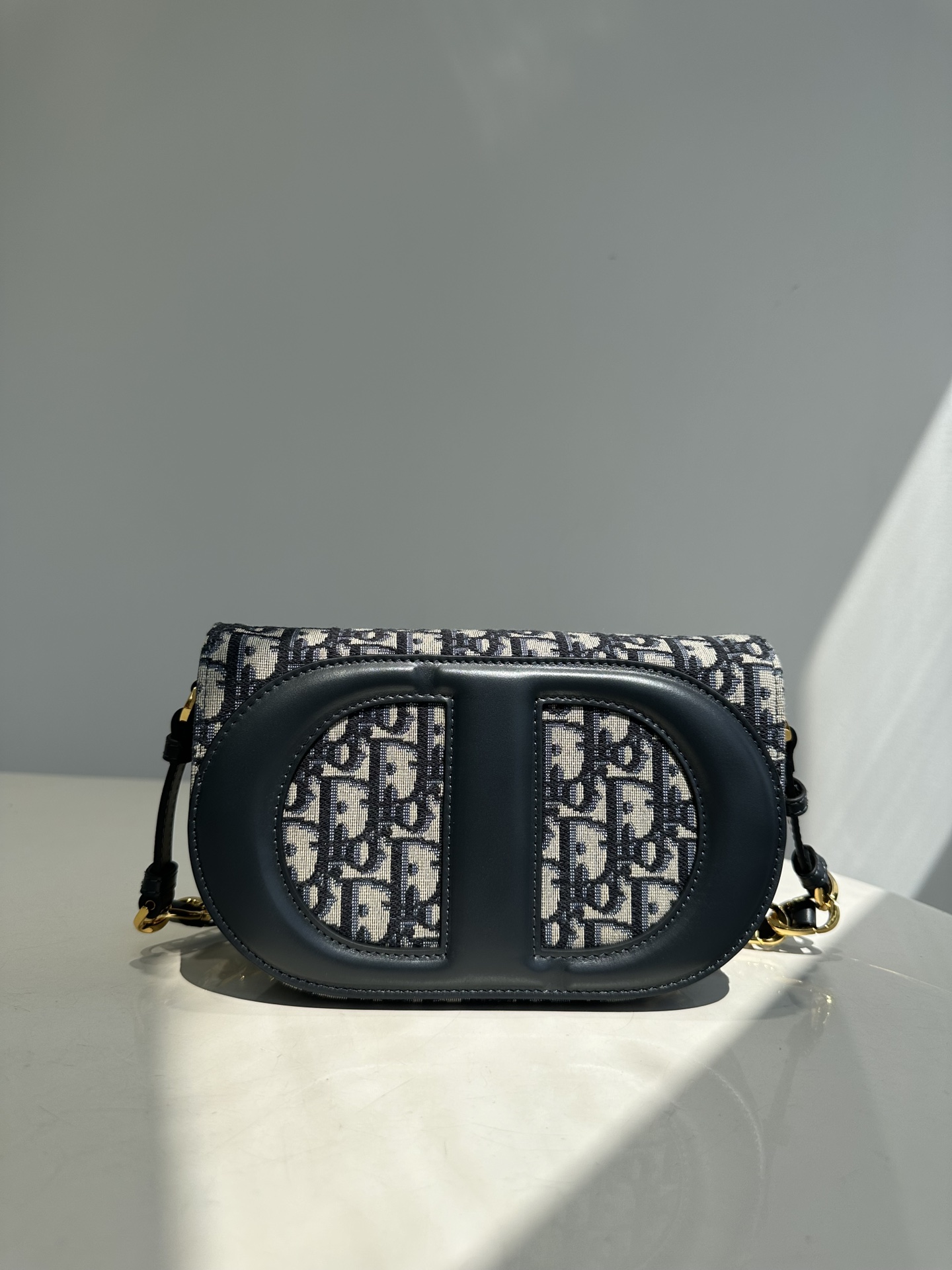 High-end goods, pure original Dior 23s new CD Signature embroidered flip chain with leather shoulder strap, blending modern style and elegant cha