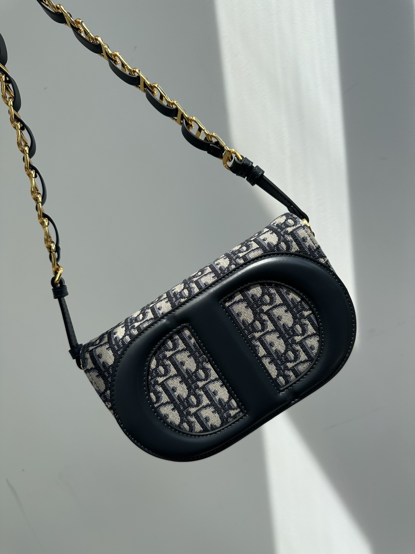 High-end goods, pure original Dior 23s new CD Signature embroidered flip chain with leather shoulder strap, blending modern style and elegant cha