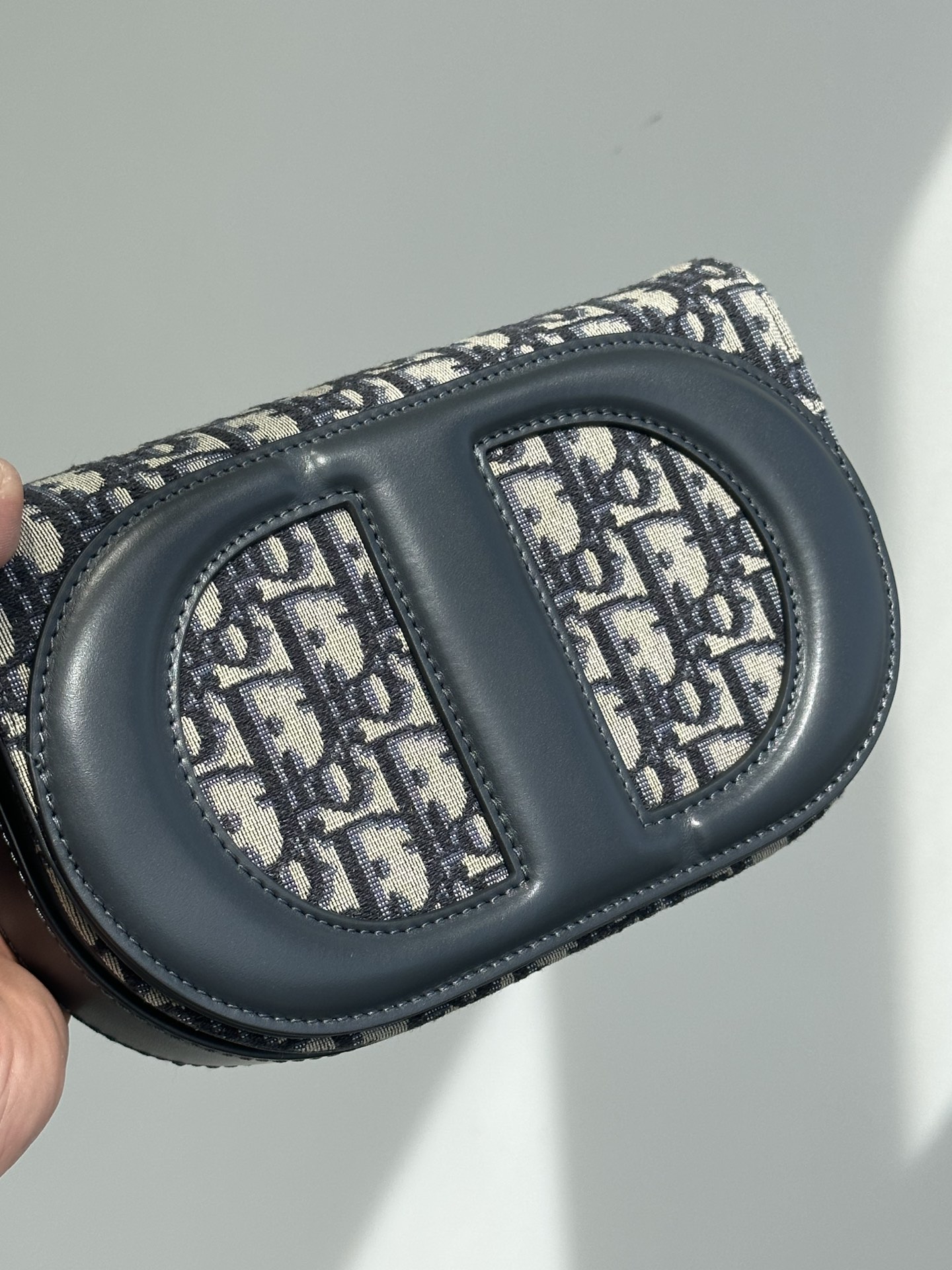 Lets take a look at Diors classic blue embroidered jacquard material and dark blue calfskin. The material is wear-resistant and durable, the pres