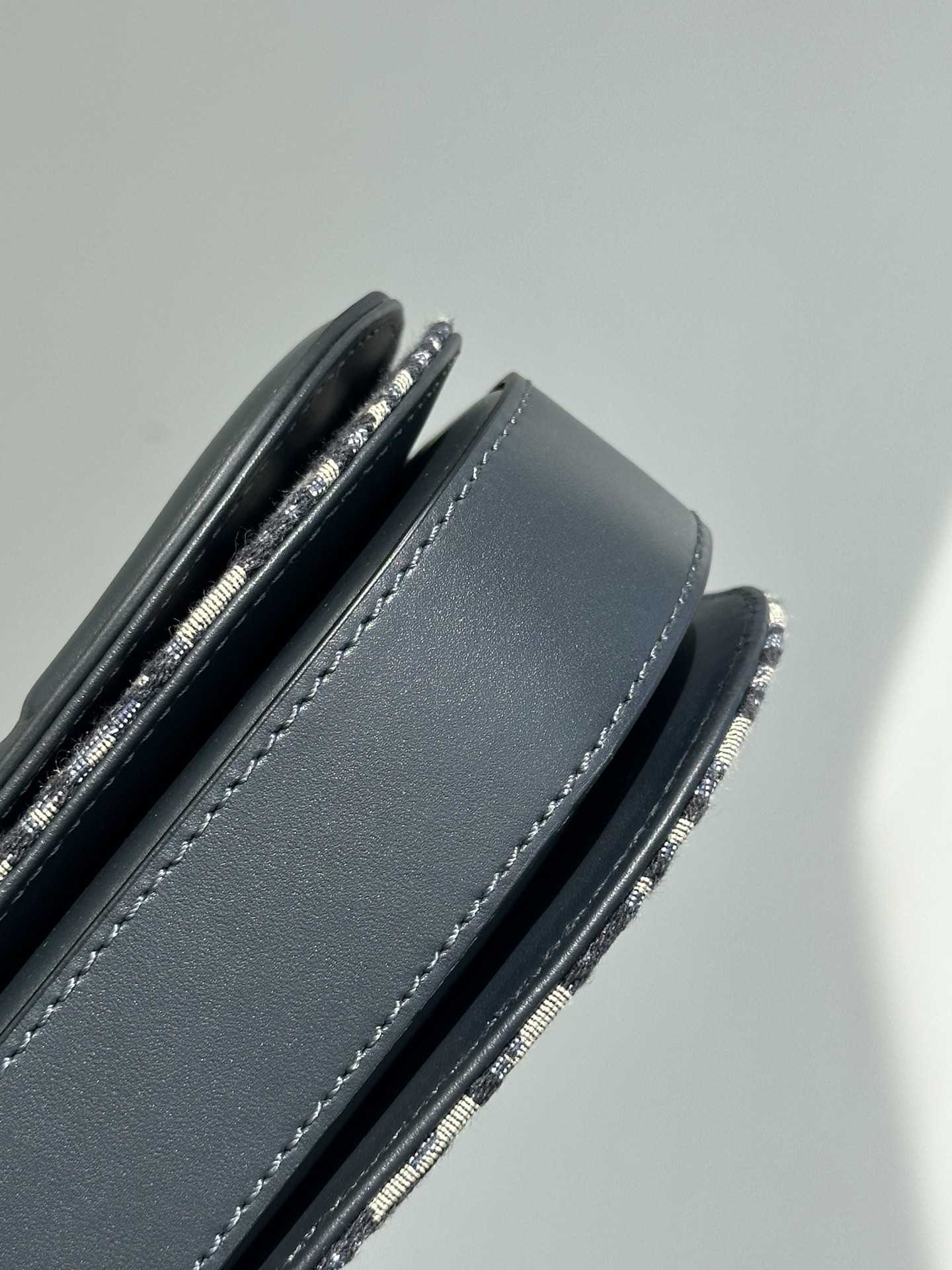 Lets take a look at Diors classic blue embroidered jacquard material and dark blue calfskin. The material is wear-resistant and durable, the pres