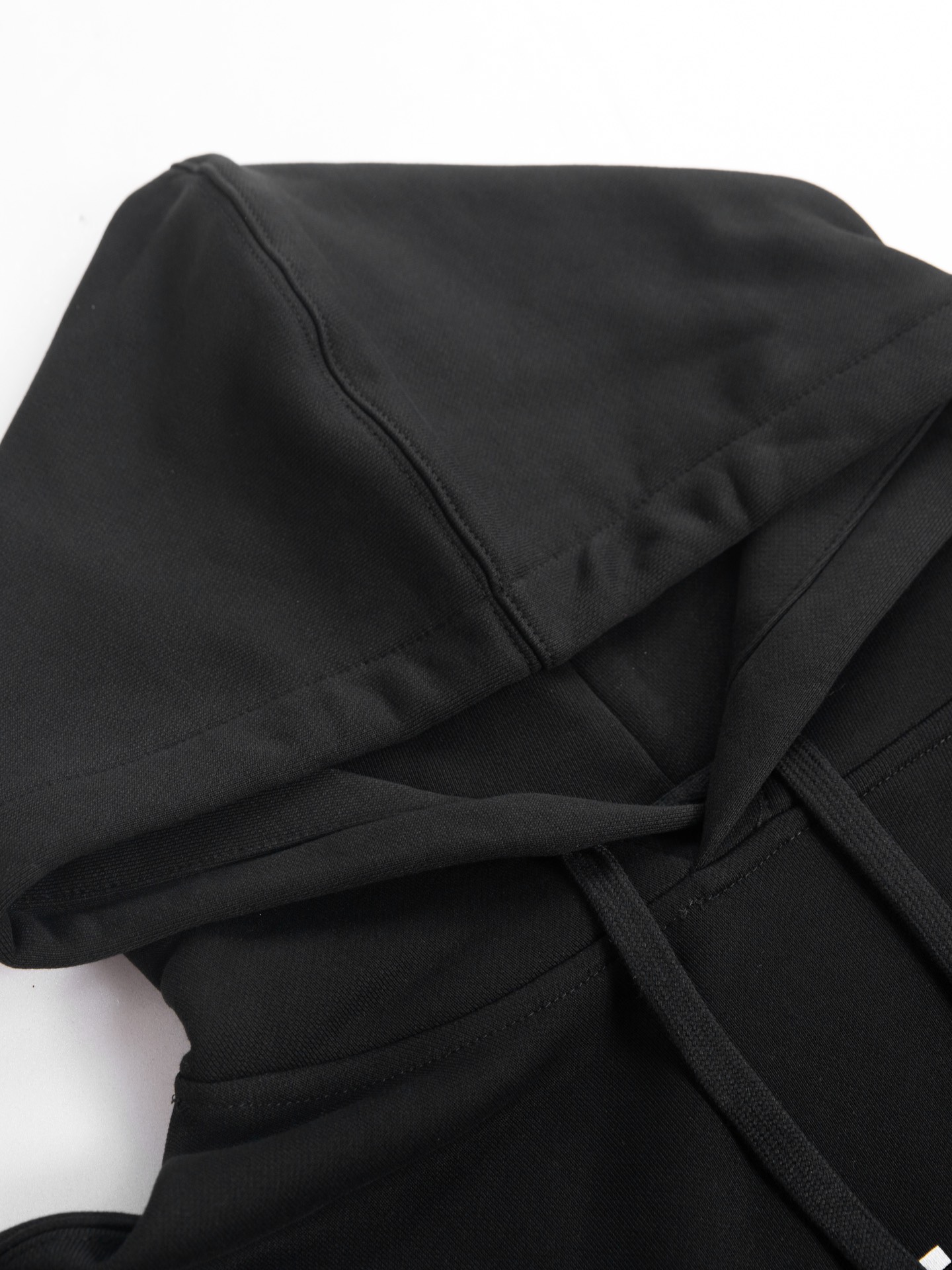 Givenchy’s CJCR#F123 Hood Coat with Nylon Bags: High-Quality Fashion Statement - 图片 3