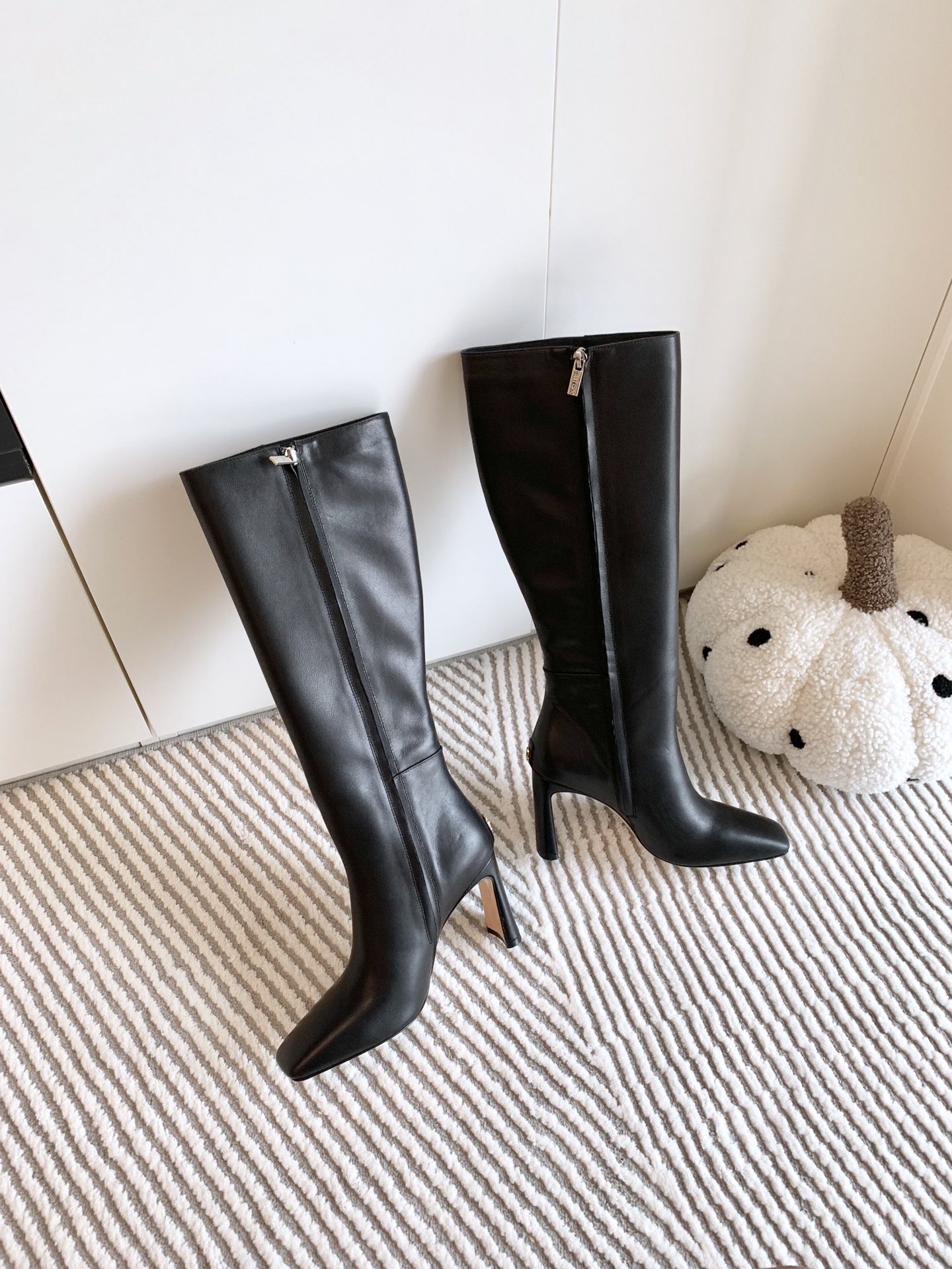 Jimmy Choo Classic Crude Boot Series: High-Quality, Stylish, and Versatile Boots - 图片 8