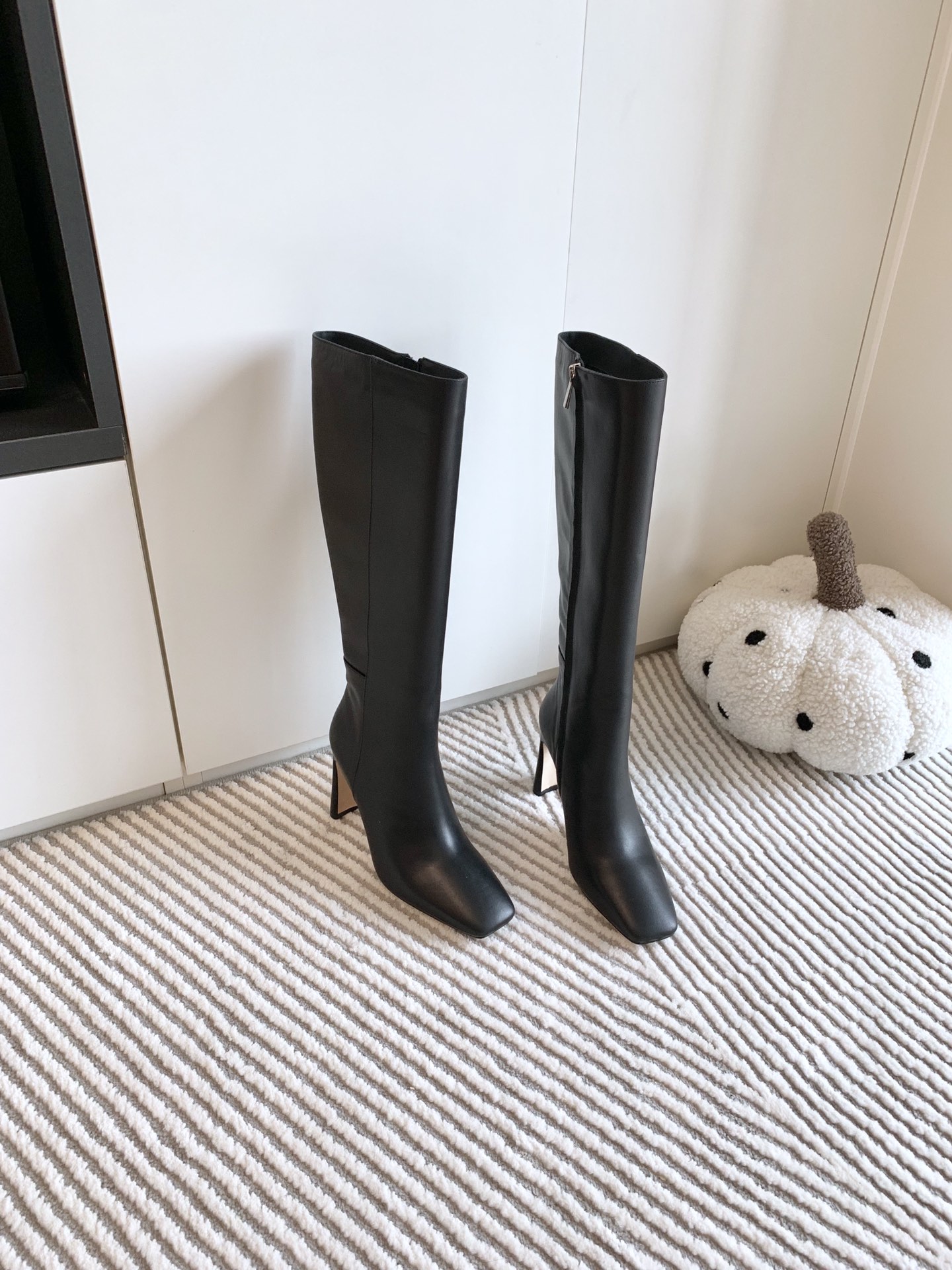 Jimmy Choo Classic Crude Boot Series: High-Quality, Stylish, and Versatile Boots - 图片 3