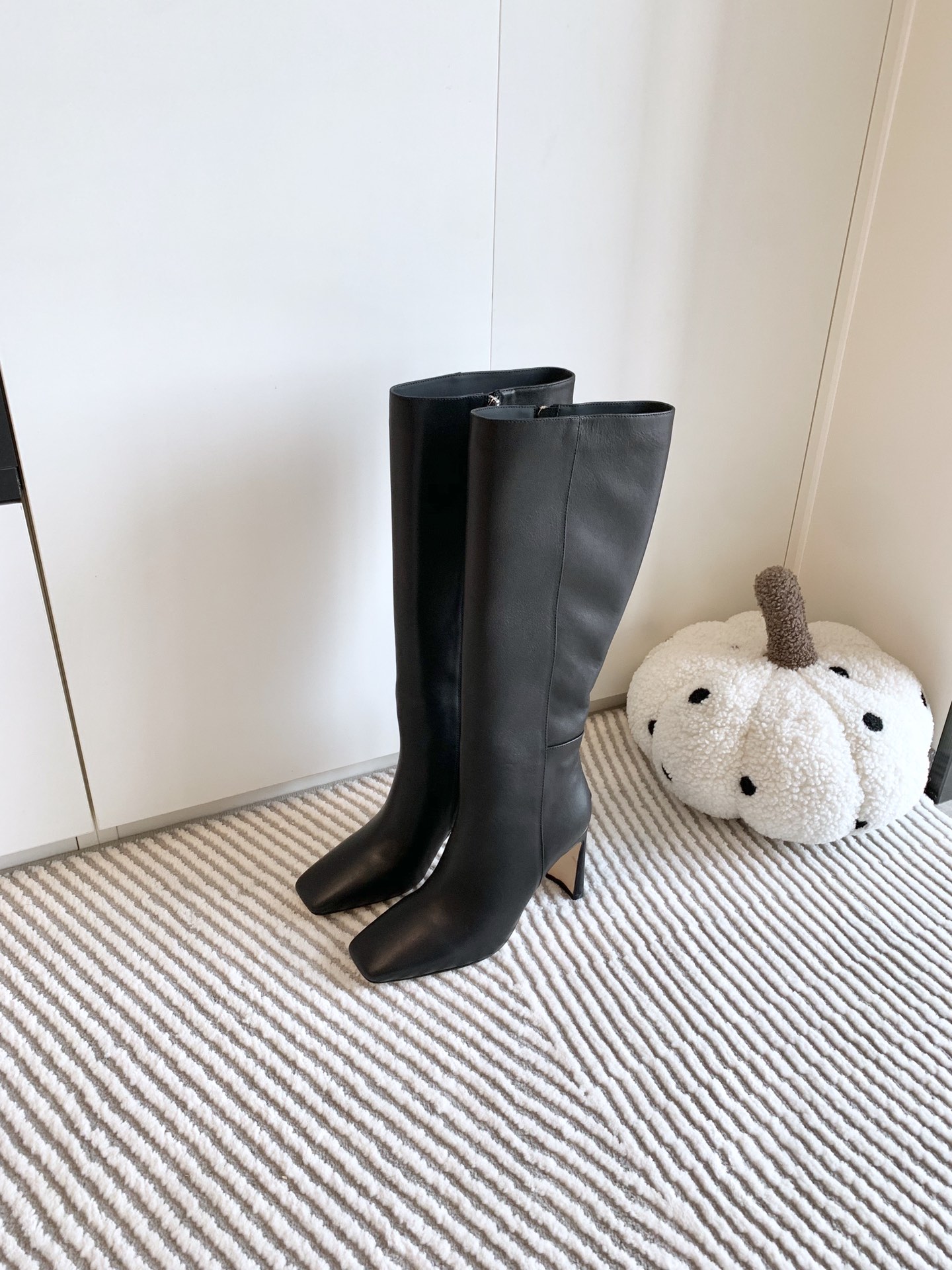 Jimmy Choo Classic Crude Boot Series: High-Quality, Stylish, and Versatile Boots - 图片 2