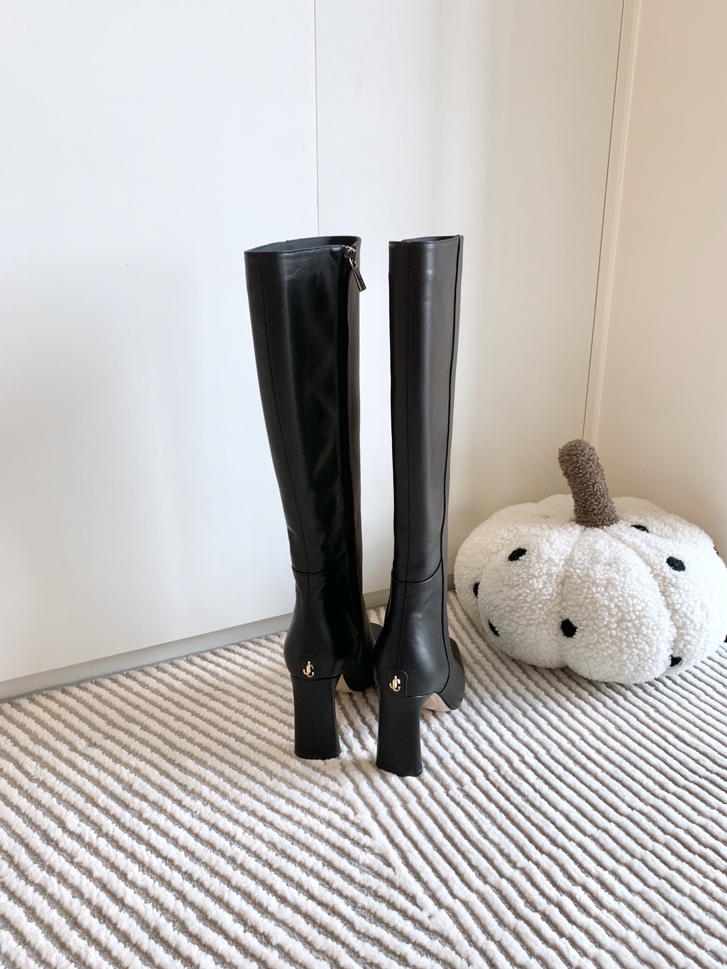 Jimmy Choo Classic Crude Boot Series: High-Quality, Stylish, and Versatile Boots - 图片 6