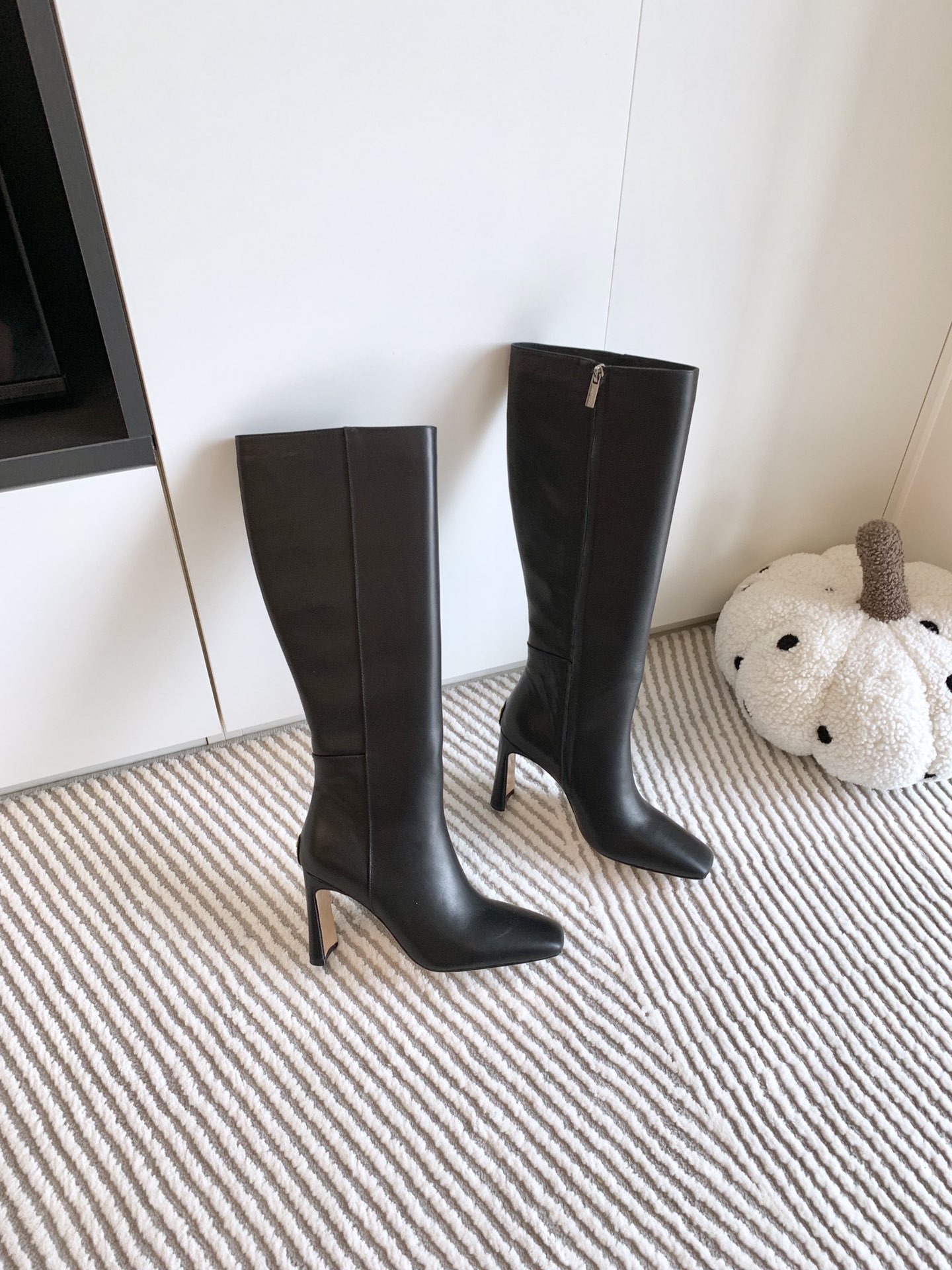 Jimmy Choo Classic Crude Boot Series: High-Quality, Stylish, and Versatile Boots - 图片 4