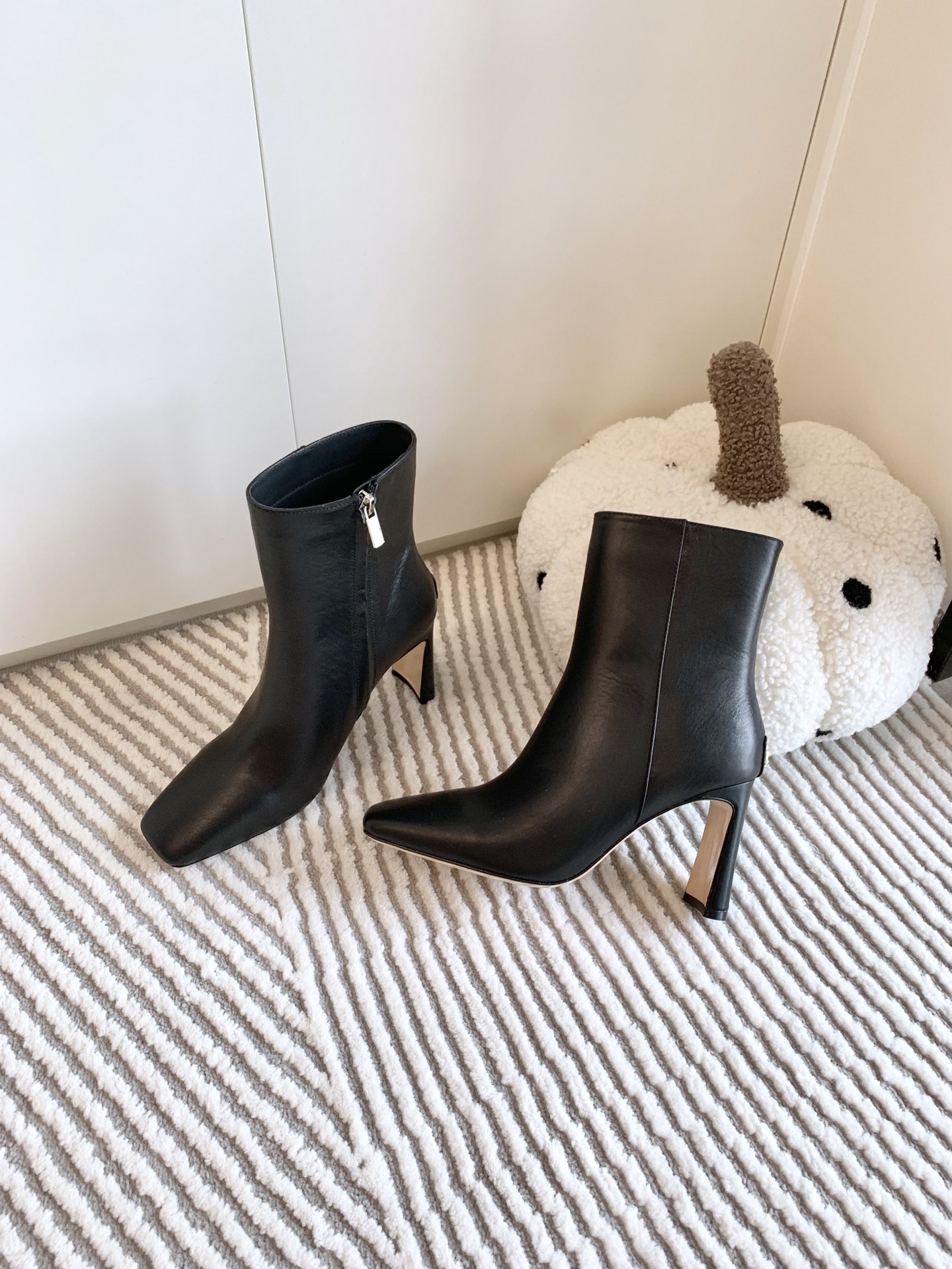 Jimmy Choo Classic Crude Boot Series: Premium Quality at $925 - 图片 7