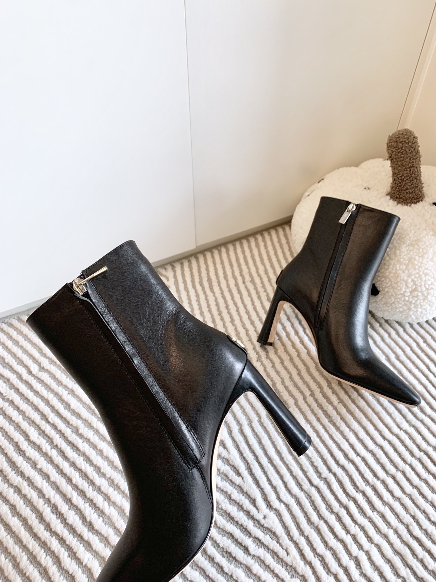 Jimmy Choo Classic Crude Boot Series: Premium Quality at $925 - 图片 5