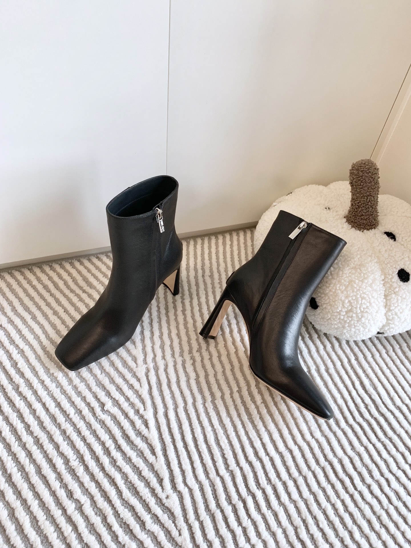 Jimmy Choo Classic Crude Boot Series: Premium Quality at $925 - 图片 4