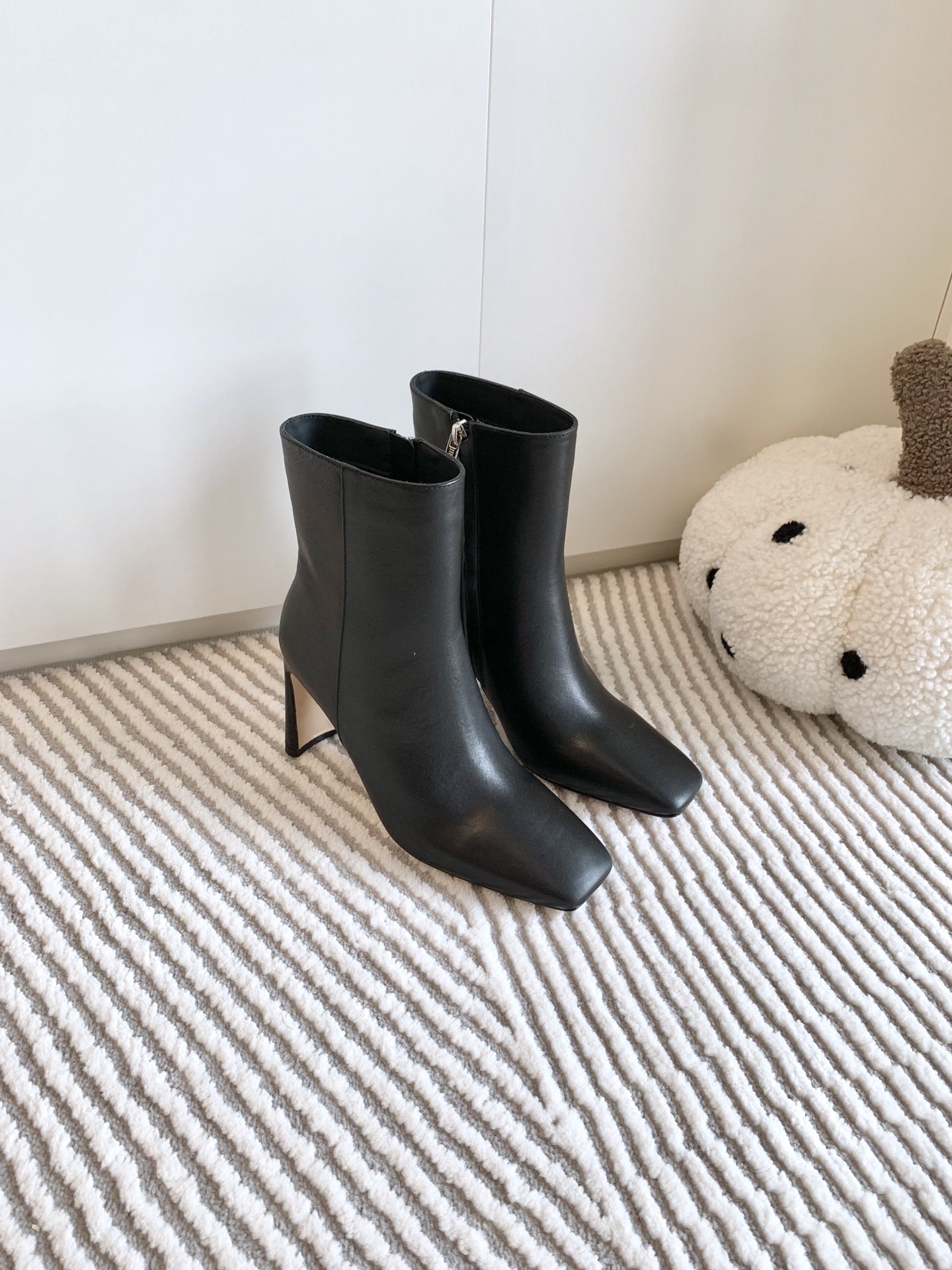 Jimmy Choo Classic Crude Boot Series: Premium Quality at $925 - 图片 8