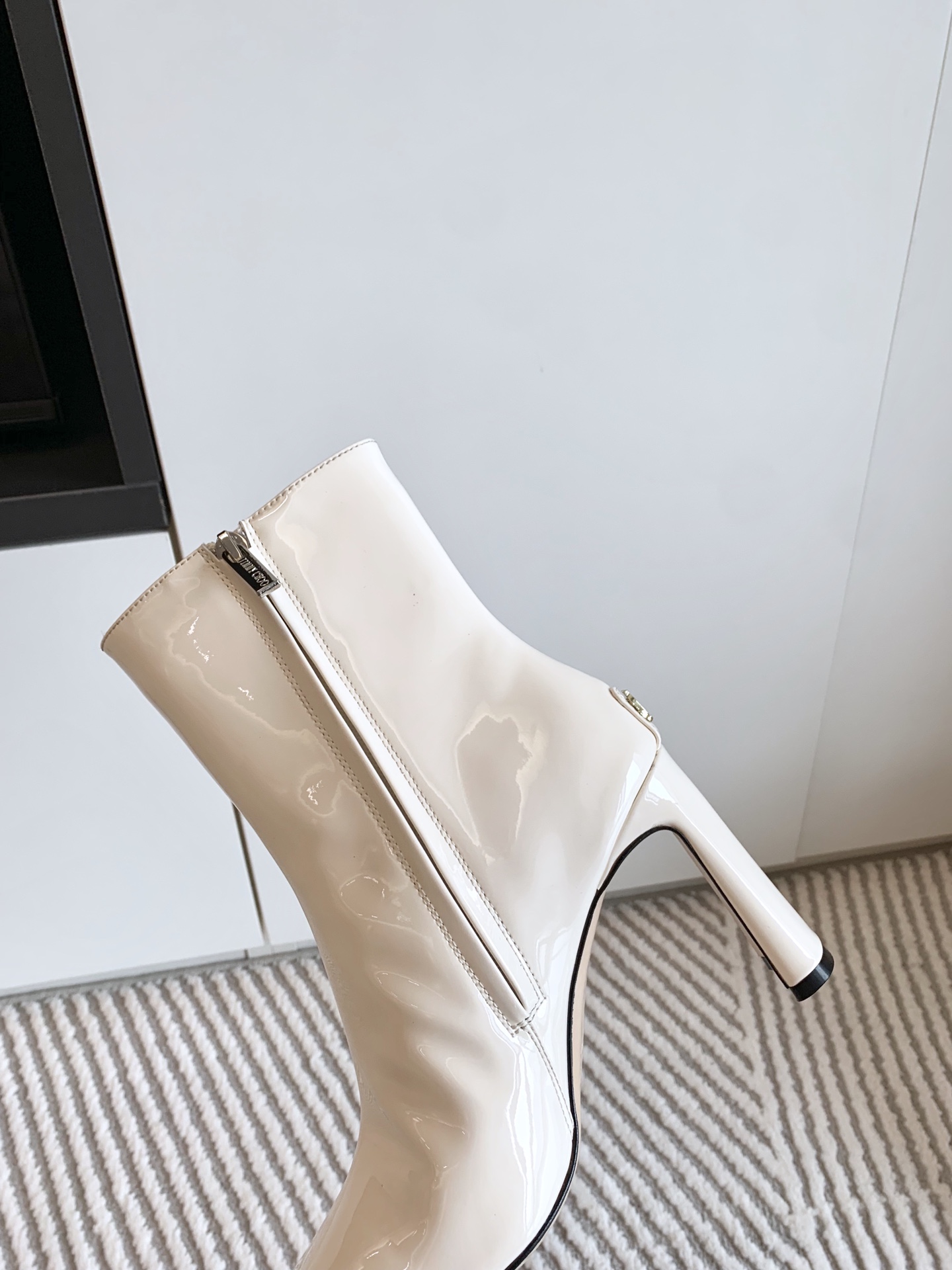 Jimmy Choo Classic Crude Boot Series: Premium Quality, Stylish Design, Limited Stock. - 图片 8