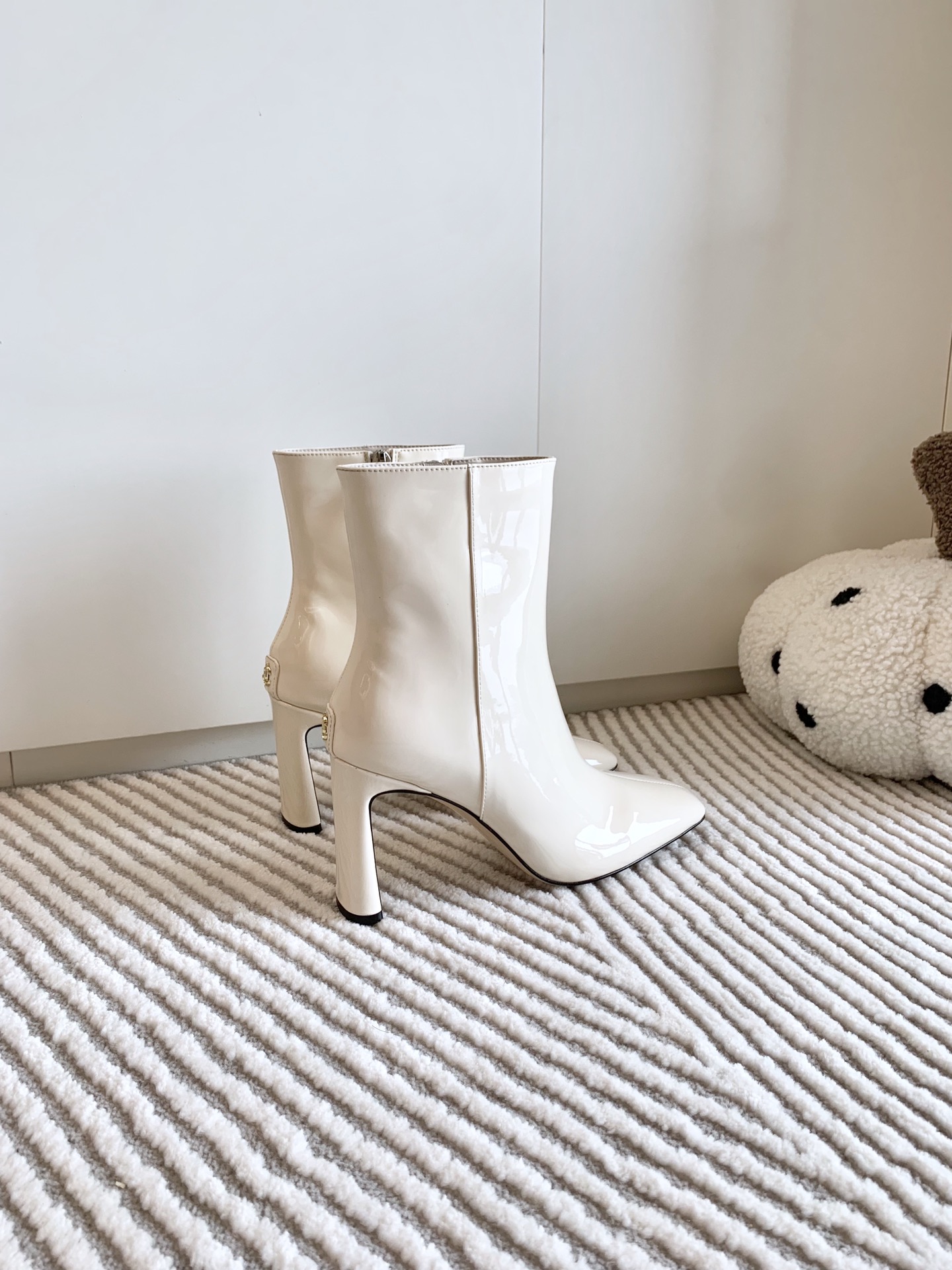 Jimmy Choo Classic Crude Boot Series: Premium Quality, Stylish Design, Limited Stock. - 图片 6