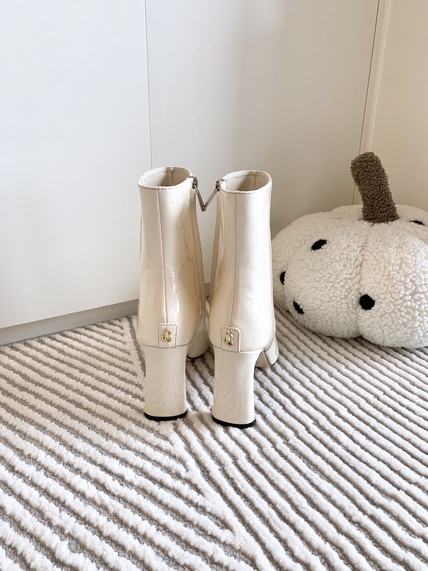 Jimmy Choo Classic Crude Boot Series: Premium Quality, Stylish Design, Limited Stock. - 图片 5