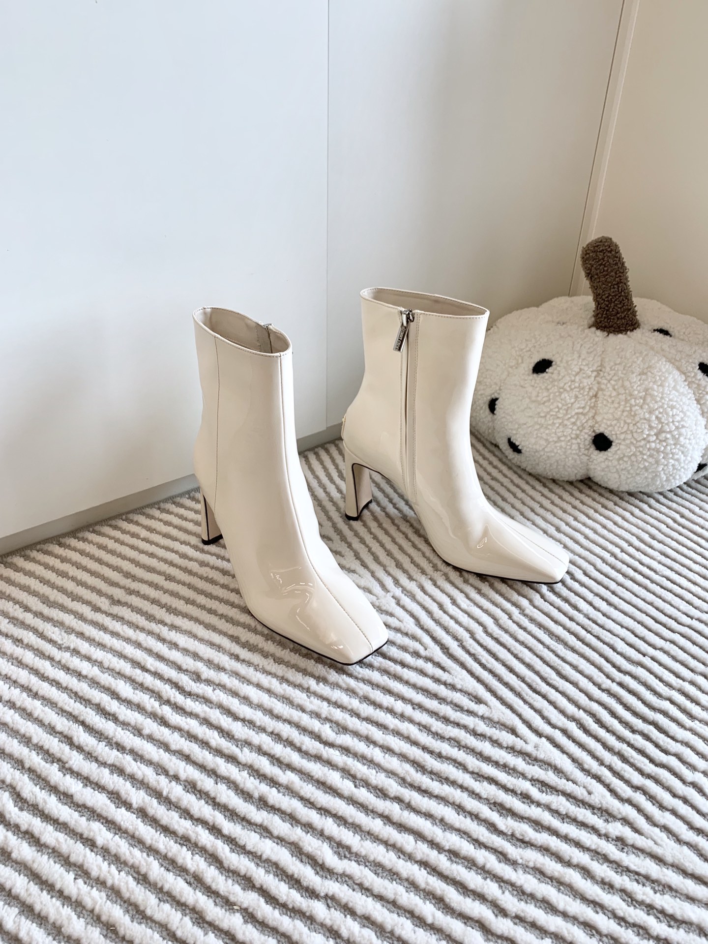 Jimmy Choo Classic Crude Boot Series: Premium Quality, Stylish Design, Limited Stock. - 图片 3