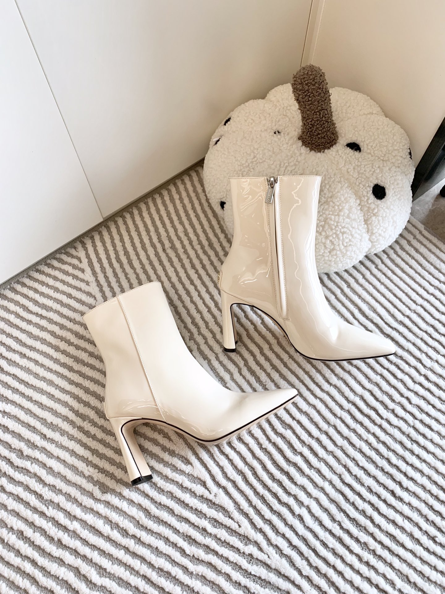 Jimmy Choo Classic Crude Boot Series: Premium Quality, Stylish Design, Limited Stock. - 图片 7
