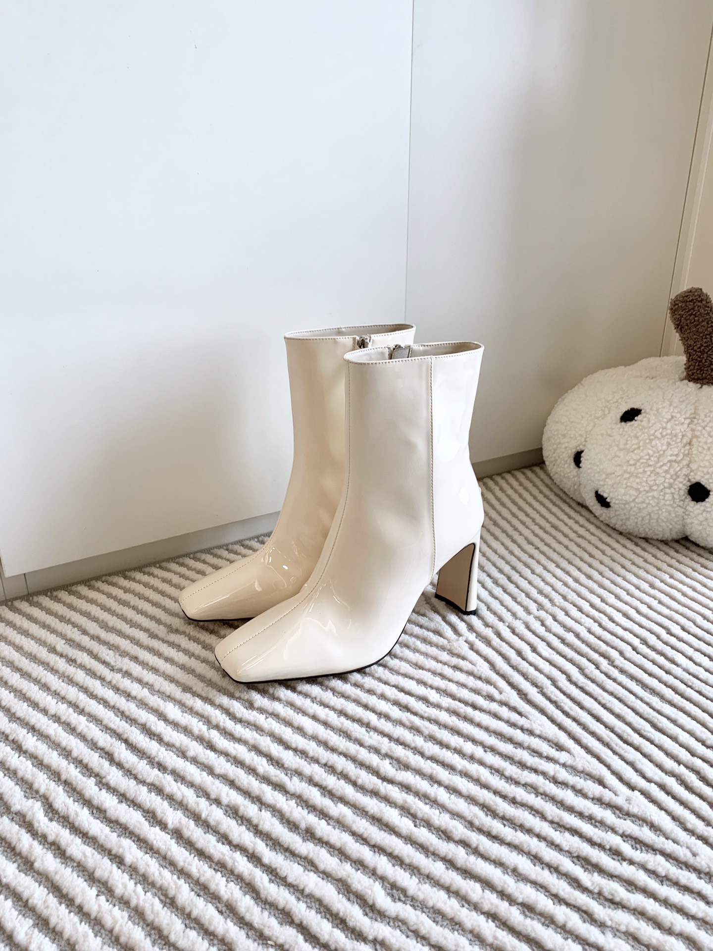 Jimmy Choo Classic Crude Boot Series: Premium Quality, Stylish Design, Limited Stock. - 图片 2