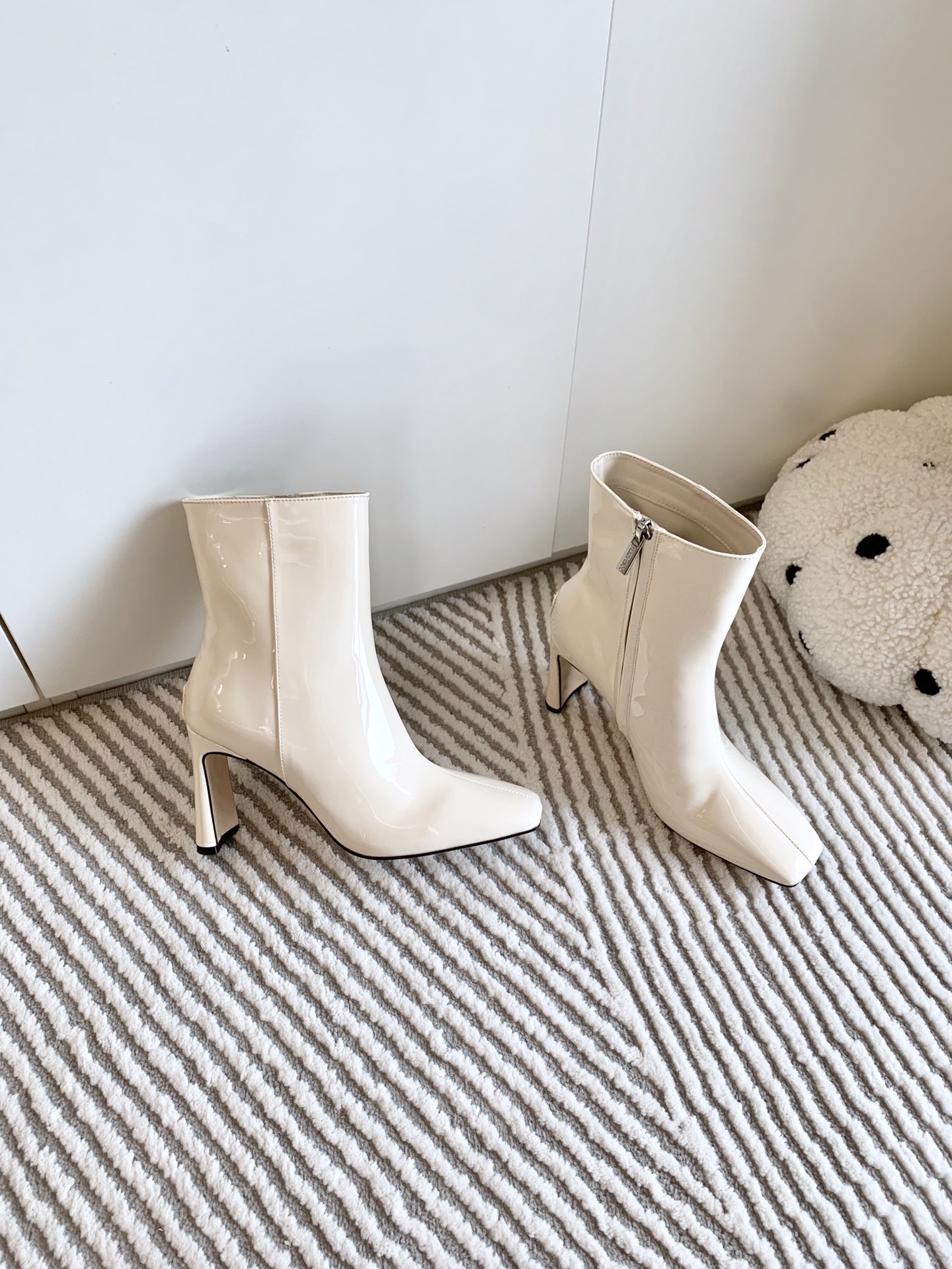 Jimmy Choo Classic Crude Boot Series: Premium Quality, Stylish Design, Limited Stock. - 图片 4