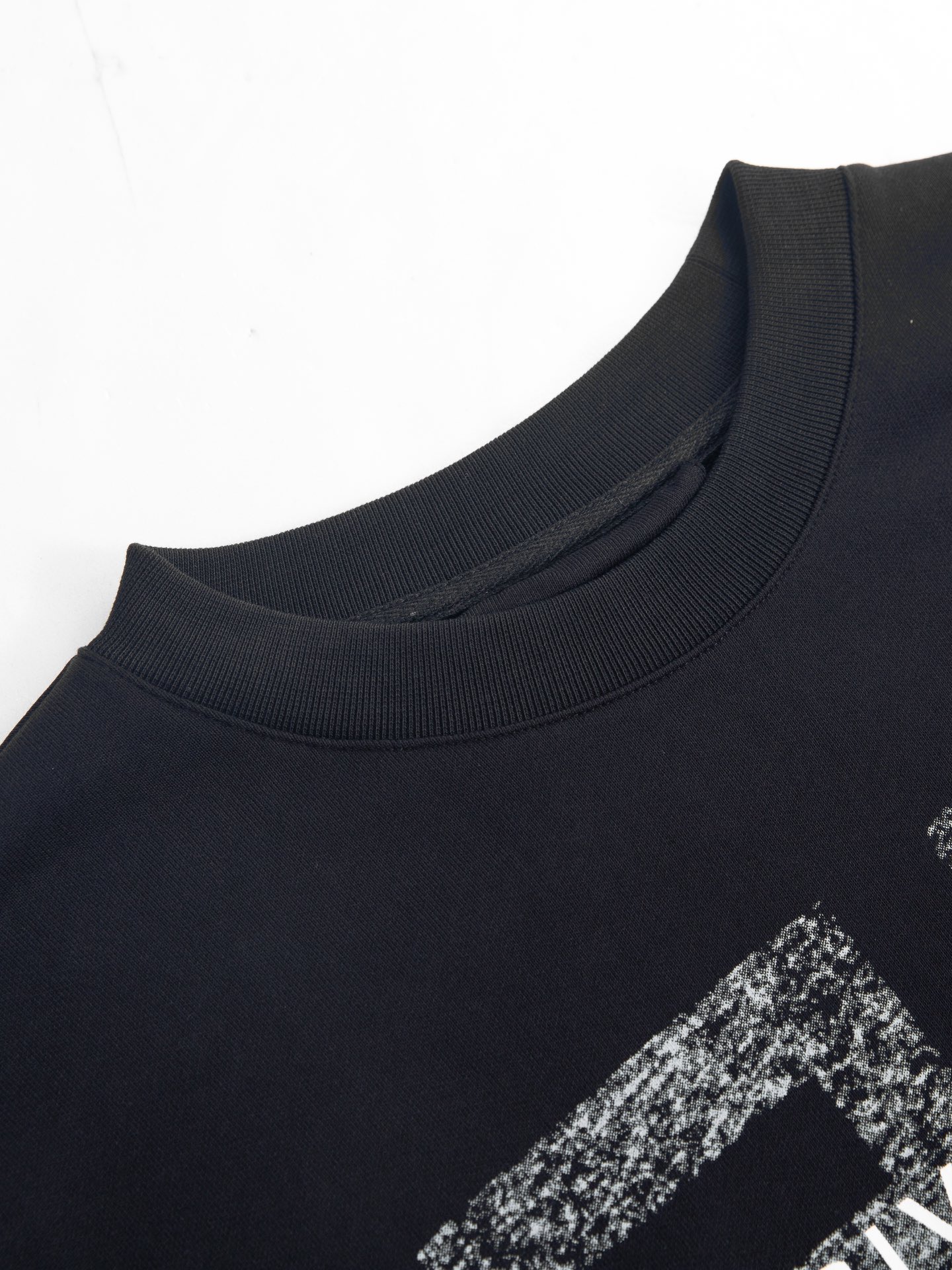 Givenchy’s Signature Fuzzy Circle Corset T-Shirt in Black: CJCR#Y125 - 图片 3