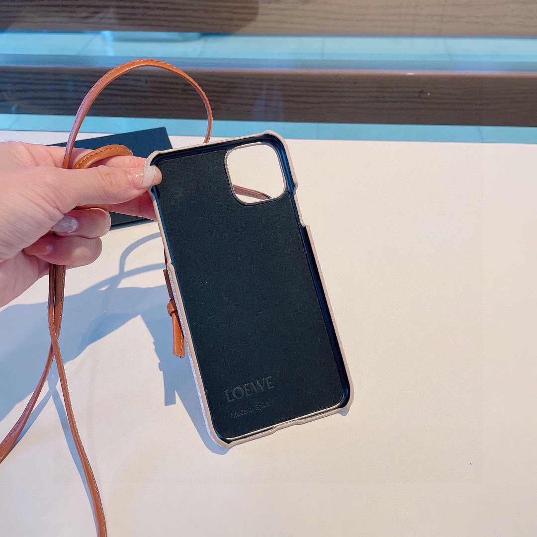 新款上架Loewe罗意威斜挎卡包手机壳型号为了不出现报错型号请打开本机查看手机设置显示的型号️️️iPh