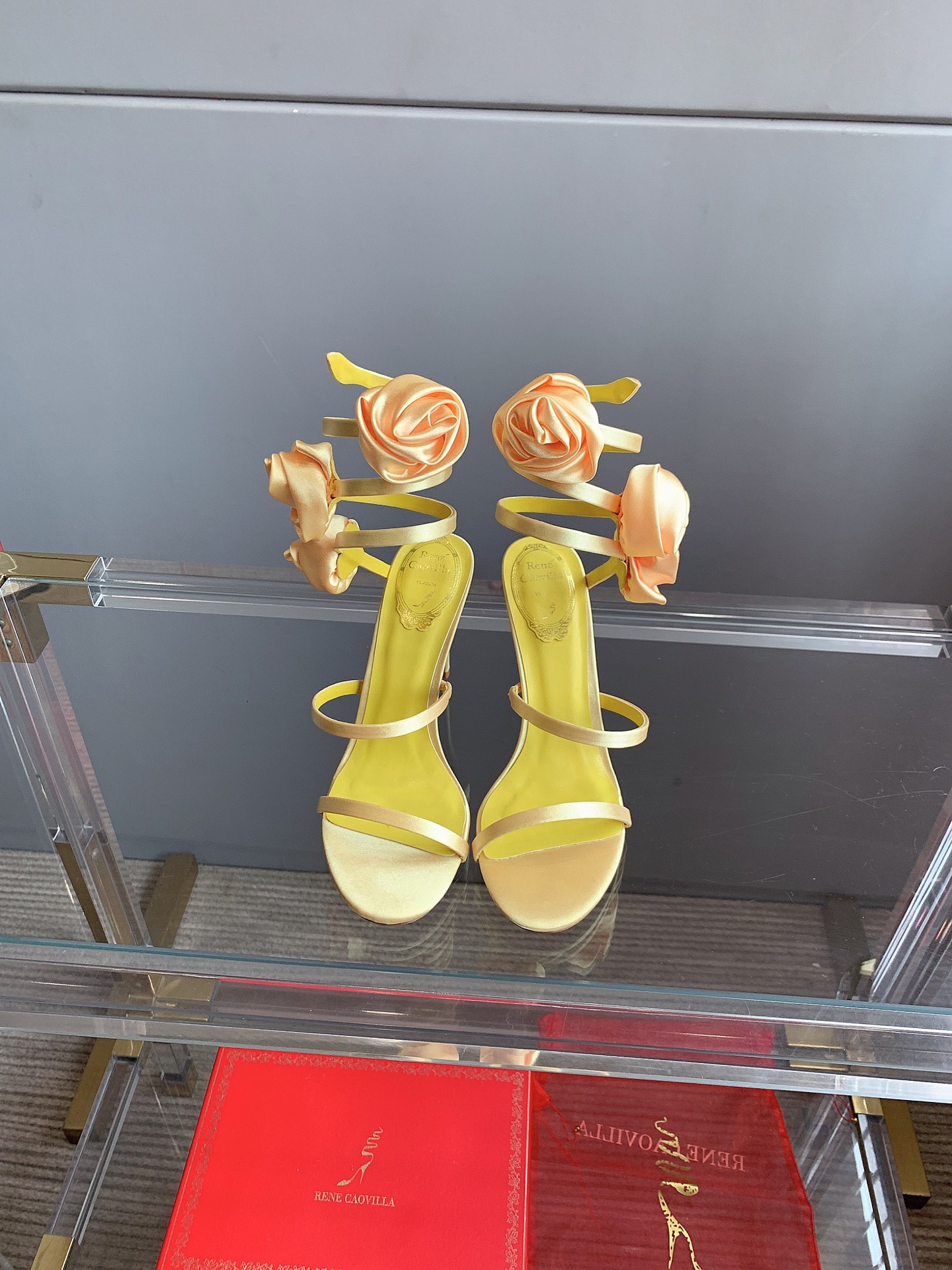 NO:230134,Ren* Caovill* newest snake-shaped flower high heel sandals. The serpentine belt is always fairy-like, surrounded by ankles. Exquisite and shine. It can be called a craft. Shows unique details and dazzling marks. It has silk on the upper and pure hand-sewn flowers. Inner footbed sheepskin Italian leather outsole. Heel height 9.5cm. Size 35-39 (34 40 41 42 43 customized), high heels, sandals, high heels, sheepskin, real silk, Leather soles19860909Ren* Caovill*新款蛇形花朵高跟凉鞋 永远仙气十足的蛇形带环绕脚踝 精致闪耀 堪称工艺品 展现独特的细节与耀眼的印记～～ 鞋面真丝加纯手工缝制花朵 内里垫脚羊皮 意大利真皮大底 跟高9.5cm  尺码35-39（34 40 41 42 43定做）,高跟鞋凉鞋,sandals,high heels,sheepskin,real silk,Leather soles,Women's Shoes