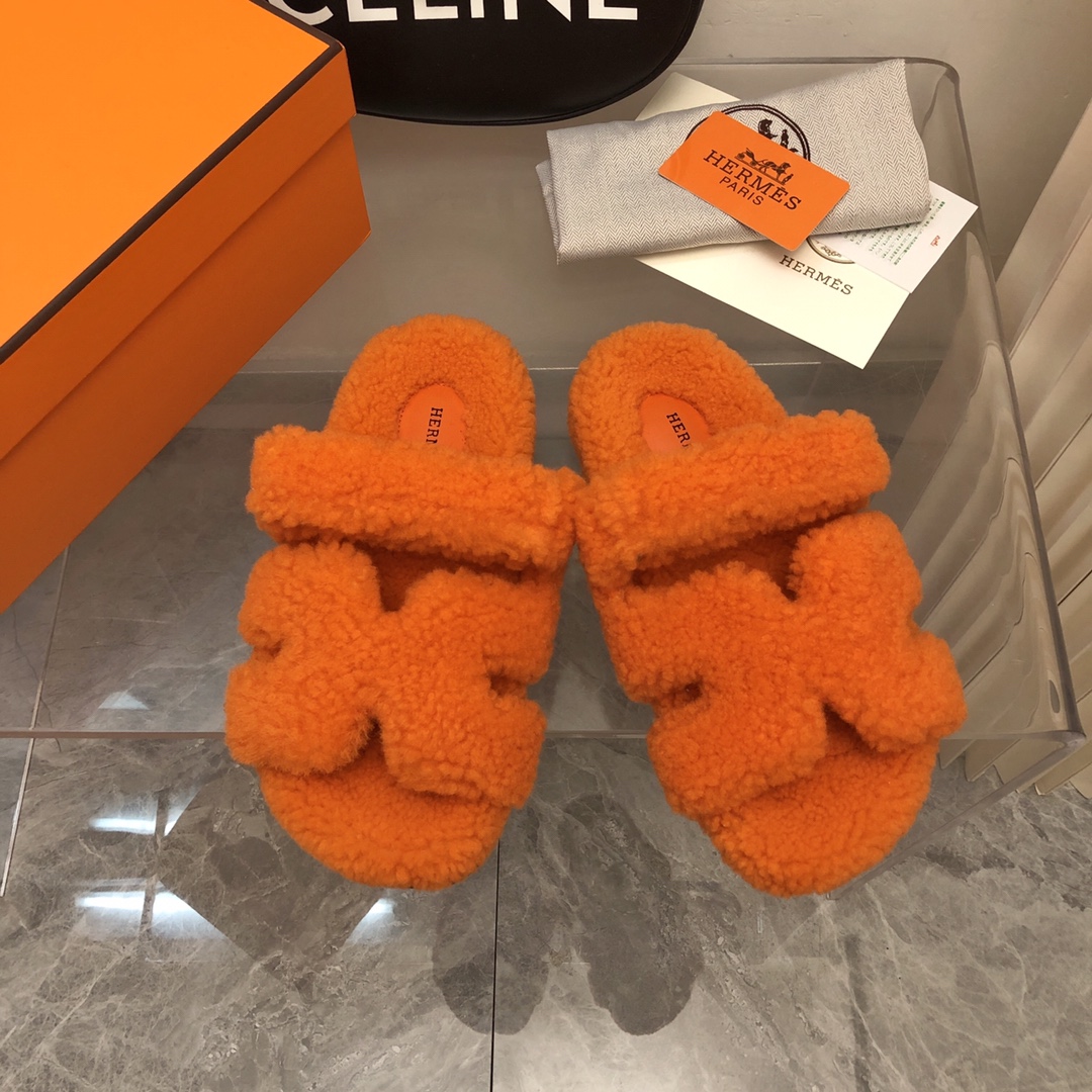 NO:615079,A wave of surprises. Hermès fur slippers are perfectly fashionable and top-notch luxury products. Hermes Teddy fur slippers are really soft, glutinous and super beautiful... The first pair of fur slippers in early winter. They are so comfortable to wear. It's like stepping on the carpet and don't want to take them off. They are commonly known as the second uncle's slippers. They are here... Bringing you an extremely comfortable day... The material is top-quality Teddy fur integrated + anti-slip outsole. The size is 35-46.  Men's size, furry shoes and slippers, hermes, hermes, slippers19860909的一波惊喜爱马仕毛拖妥妥的时尚款顶级出品轻奢hermes泰迪毛拖真的软软糯糯超美.......初冬的第一双毛拖,真的穿起太舒服了,像踩在地毯上完全不想脱下来,俗称二舅拖鞋它来啦...带来极度舒适的一天.....材质顶级泰迪皮毛一体+防滑大底 码数35-46 男码,毛毛鞋拖鞋,hermes,hermes,slippers,Women's Shoes