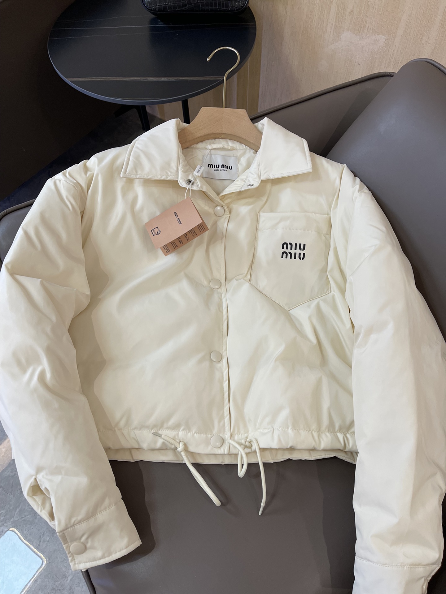 T9957#羽绒服⚠️特价‼️
miu家 字母印花 短款 90% 绒 长袖羽绒服 米白色 SML