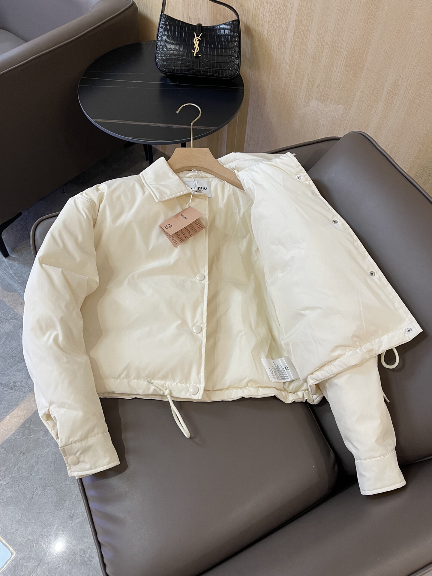 T9957#羽绒服⚠️特价‼️
miu家 字母印花 短款 90% 绒 长袖羽绒服 米白色 SML