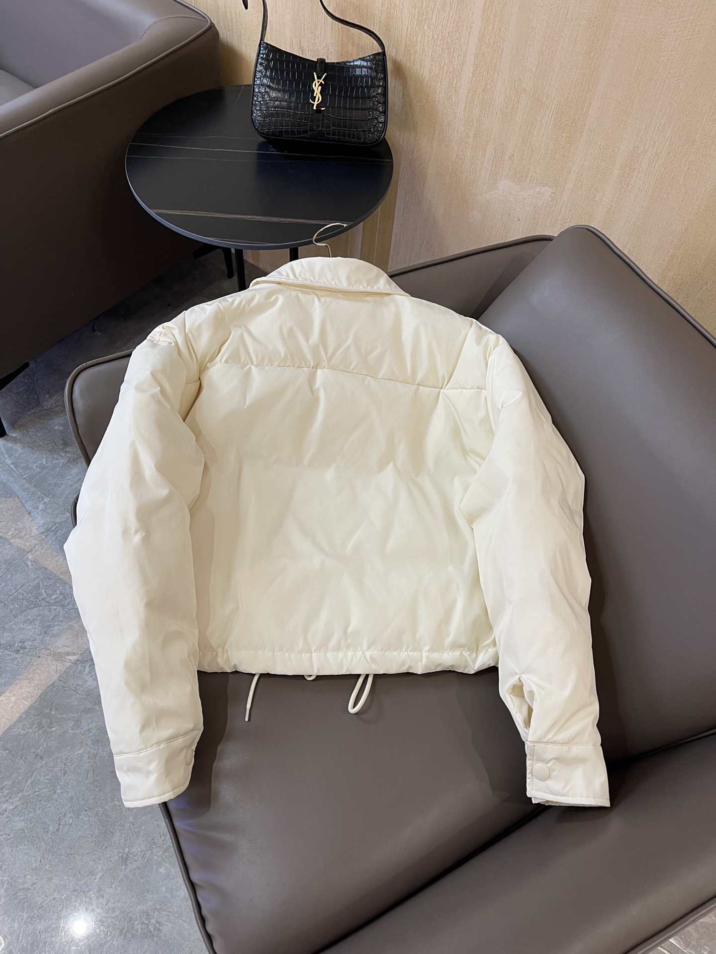 T9957#羽绒服⚠️特价‼️
miu家 字母印花 短款 90% 绒 长袖羽绒服 米白色 SML