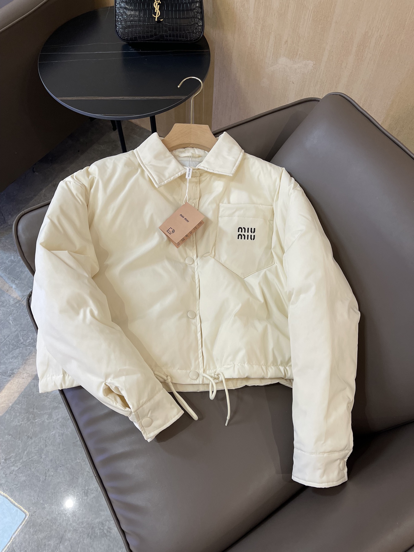 T9957#羽绒服⚠️特价‼️
miu家 字母印花 短款 90% 绒 长袖羽绒服 米白色 SML