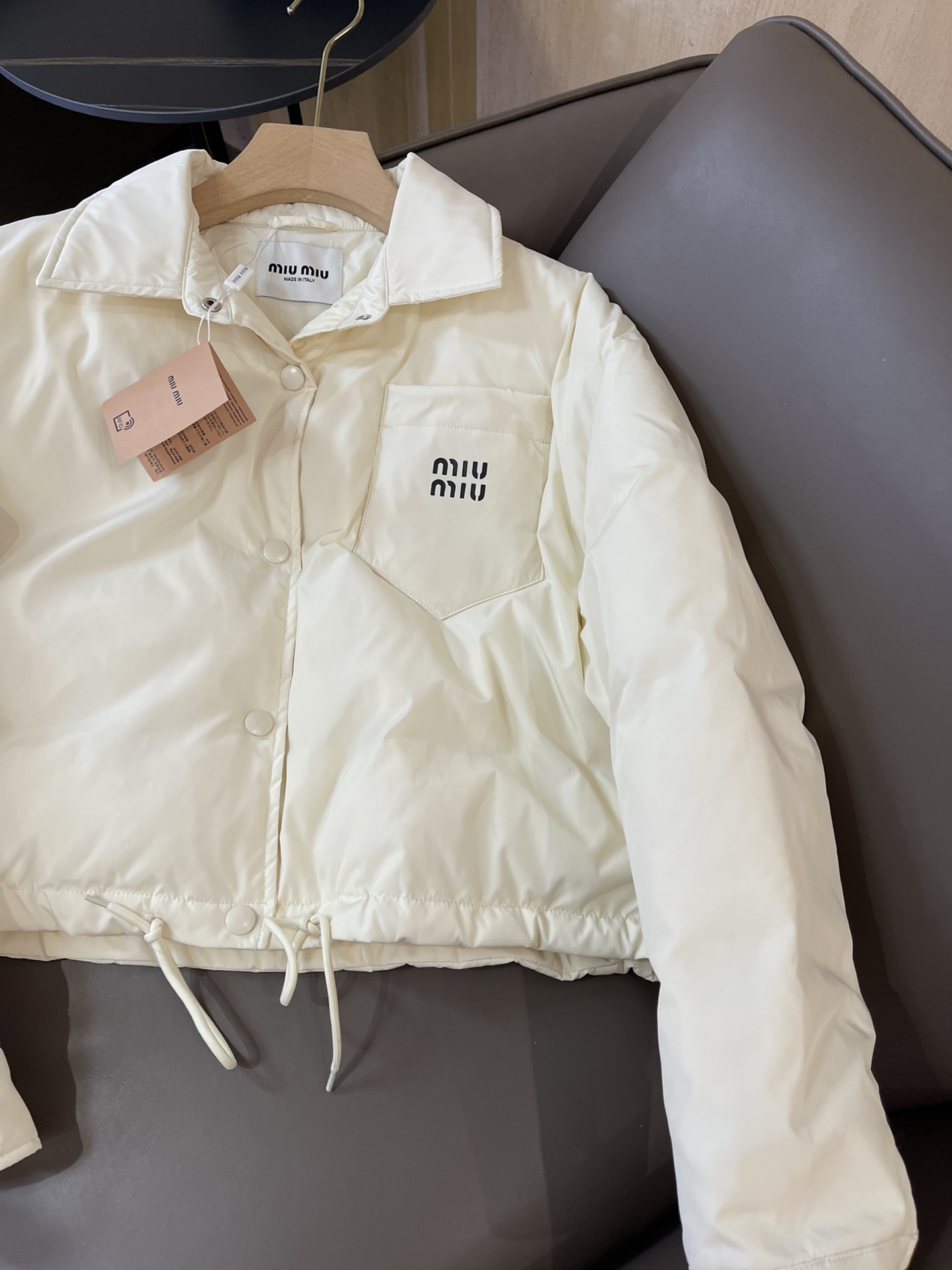 T9957#羽绒服⚠️特价‼️
miu家 字母印花 短款 90% 绒 长袖羽绒服 米白色 SML