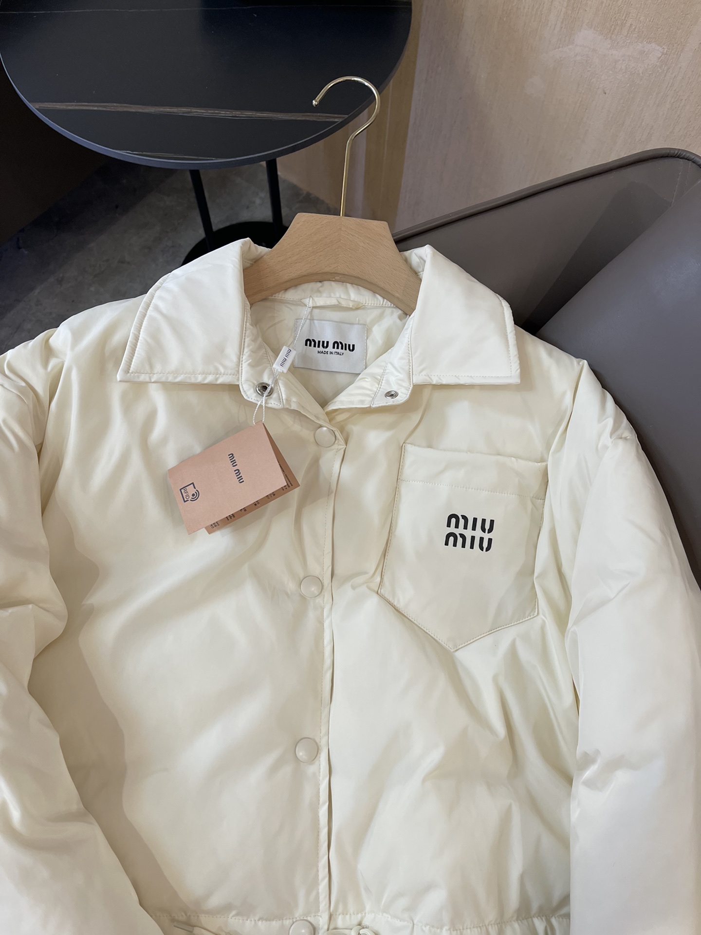 T9957#羽绒服⚠️特价‼️
miu家 字母印花 短款 90% 绒 长袖羽绒服 米白色 SML