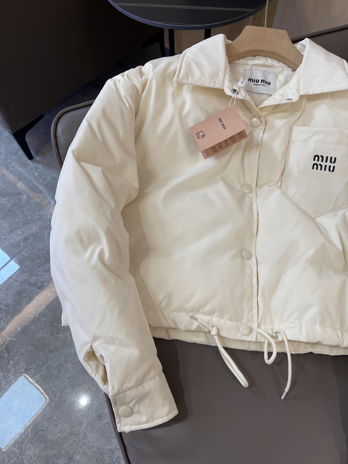 T9957#羽绒服⚠️特价‼️
miu家 字母印花 短款 90% 绒 长袖羽绒服 米白色 SML
