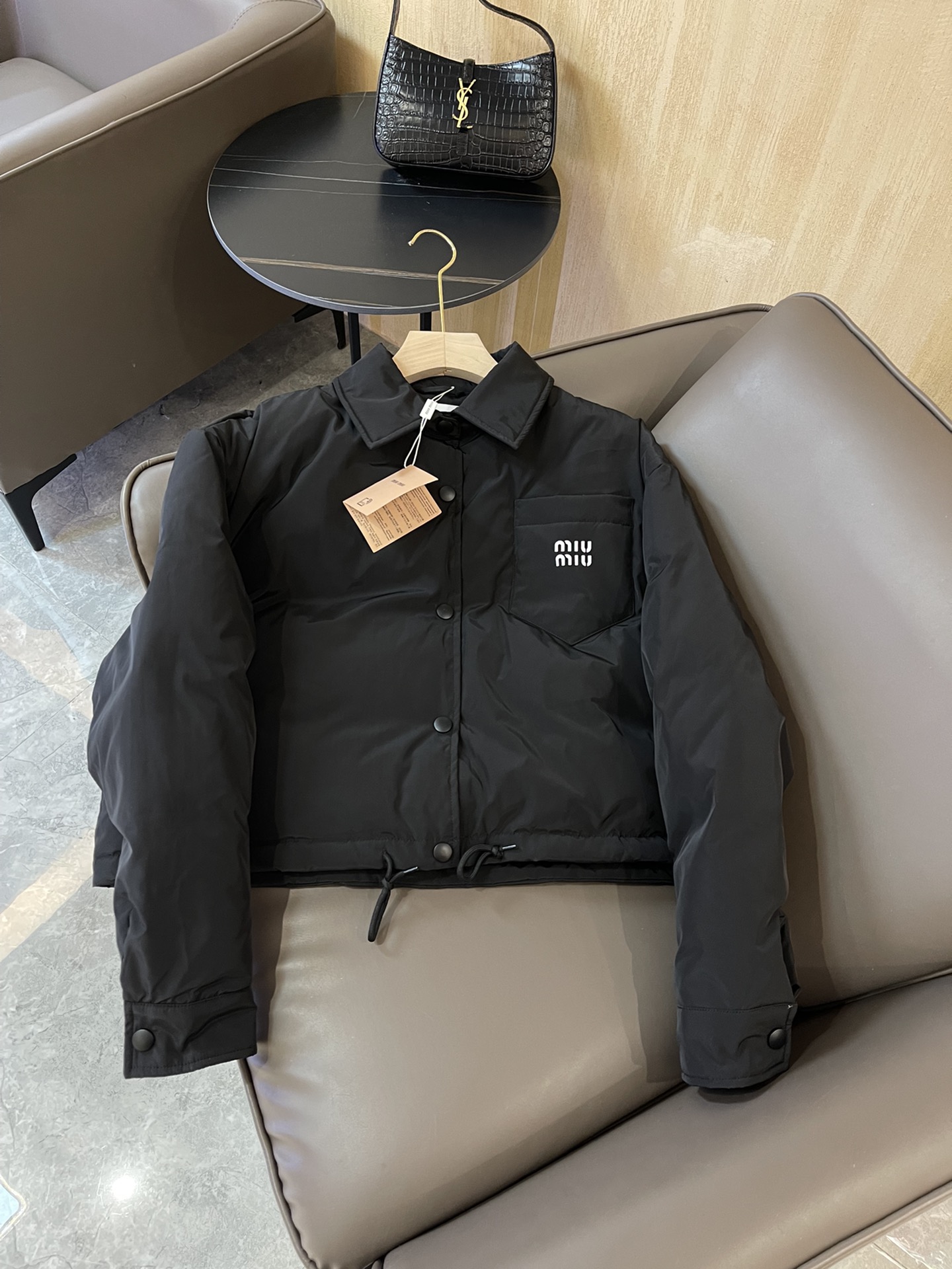 T9957#羽绒服特价‼️
miu家 字母印花 短款 90% 绒 长袖羽绒服 米白色 黑色 SML
