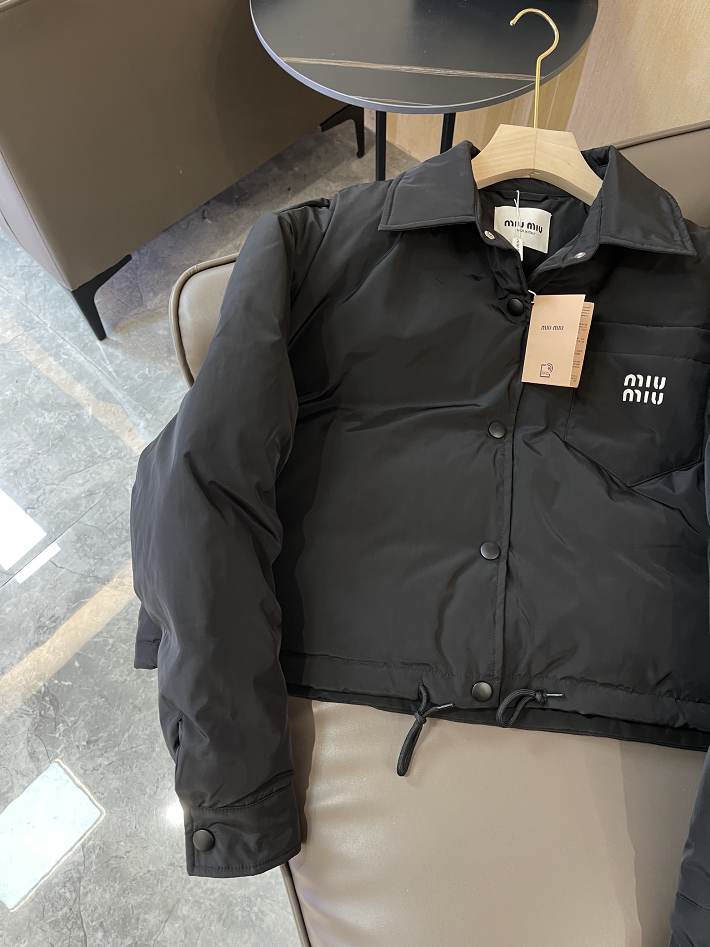 T9957#羽绒服特价‼️
miu家 字母印花 短款 90% 绒 长袖羽绒服 米白色 黑色 SML
