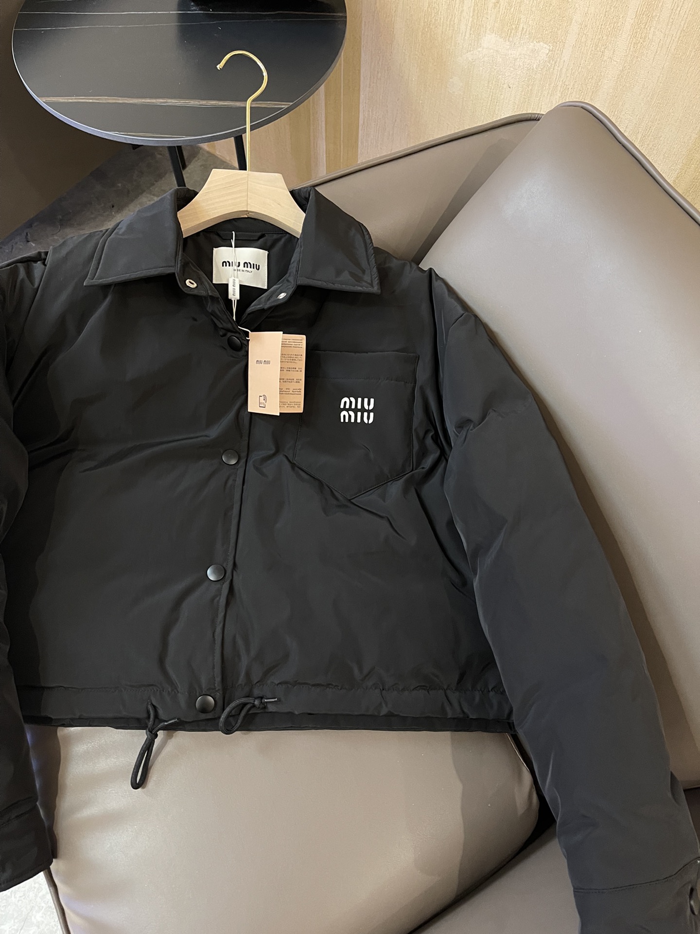 T9957#羽绒服特价‼️
miu家 字母印花 短款 90% 绒 长袖羽绒服 米白色 黑色 SML