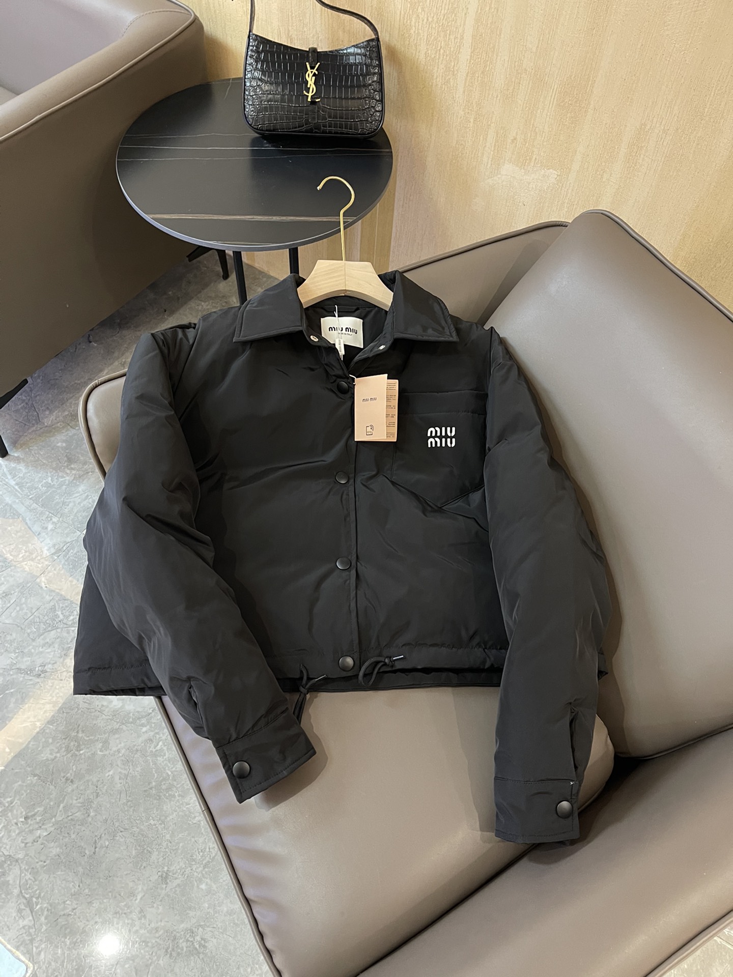 T9957#羽绒服特价‼️
miu家 字母印花 短款 90% 绒 长袖羽绒服 米白色 黑色 SML