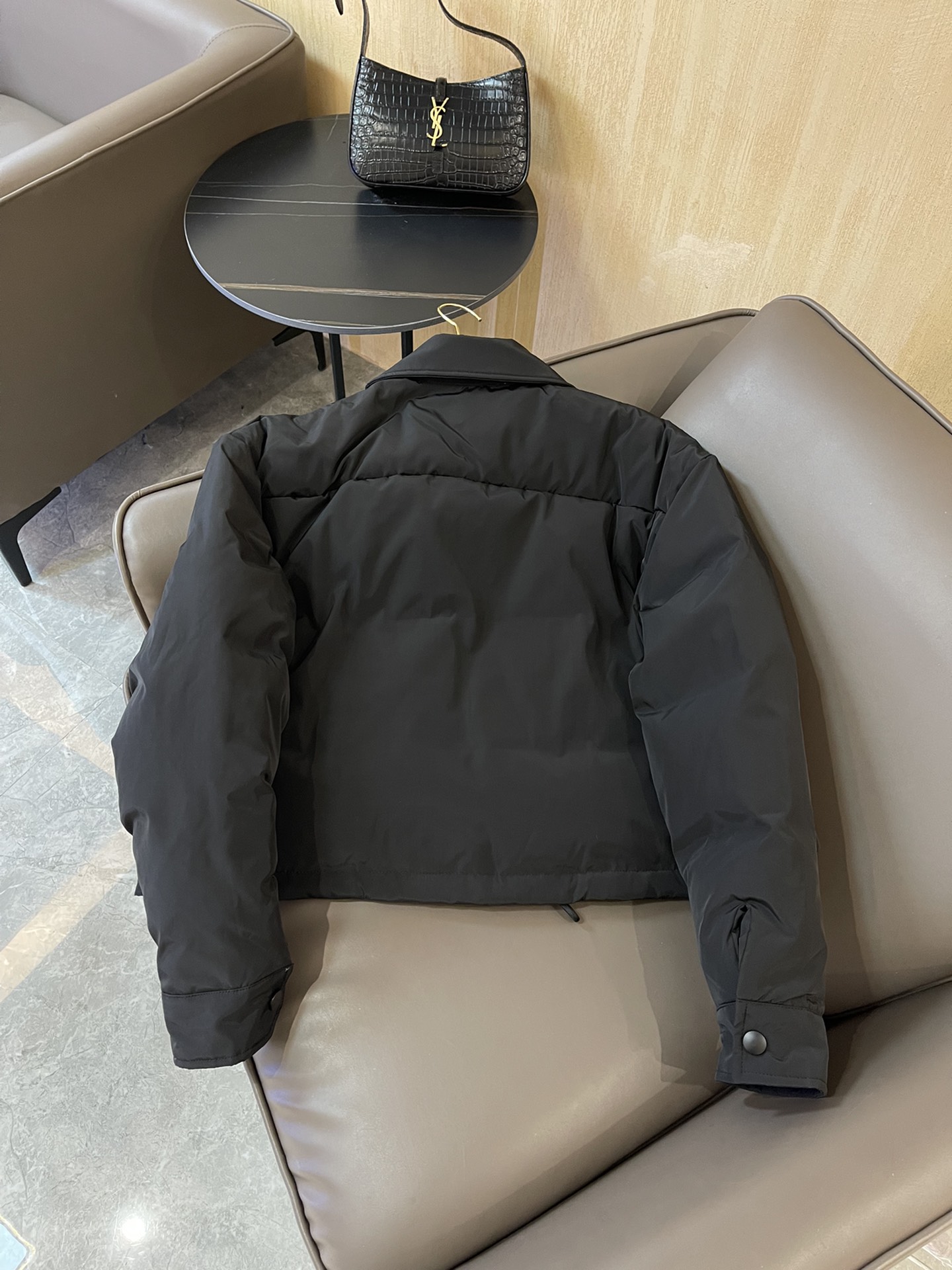 T9957#羽绒服特价‼️
miu家 字母印花 短款 90% 绒 长袖羽绒服 米白色 黑色 SML