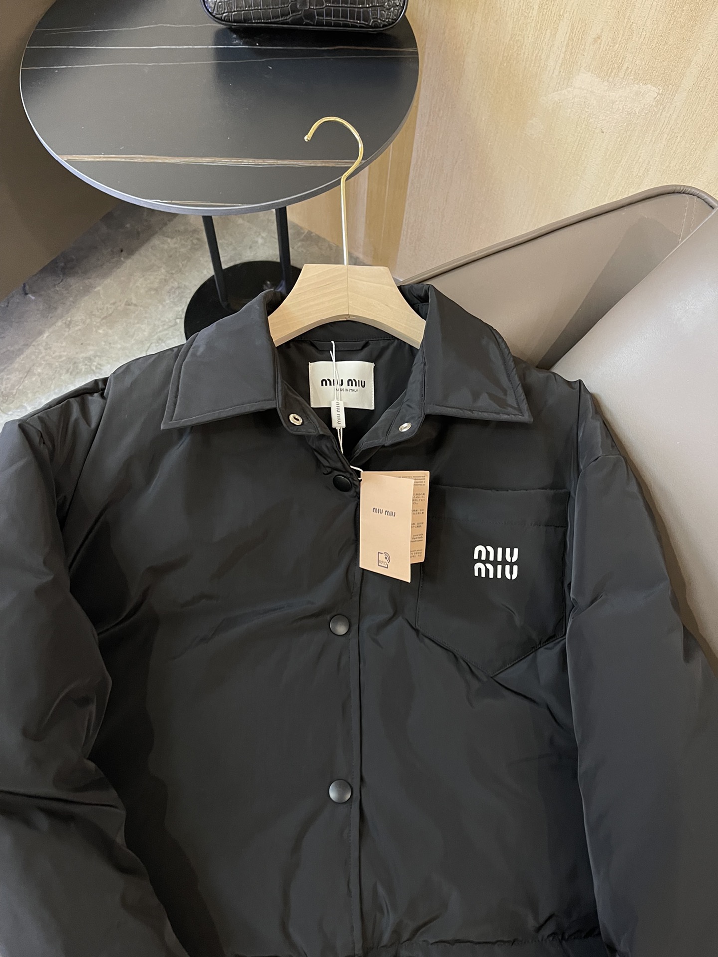 T9957#羽绒服特价‼️
miu家 字母印花 短款 90% 绒 长袖羽绒服 米白色 黑色 SML