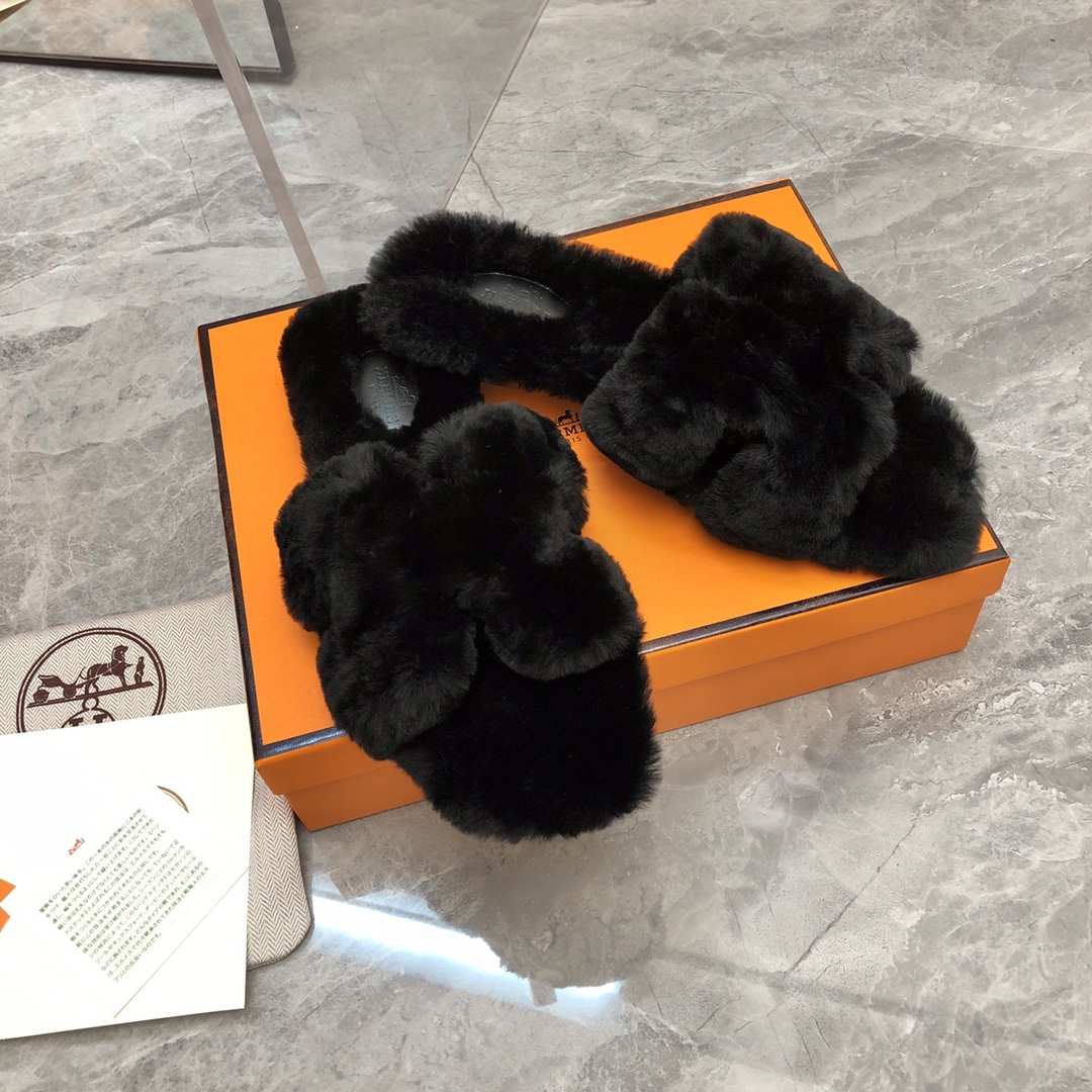 NO:615073,The highest version of handmade shoes on the market, the top product Hermès slippers —————————— The new early autumn model is the same as the original version, handmade by masters!  High-end customization, exclusive product, the highest version in the industry using Hermers uppers imported from Italy cowhide + original custom-grade Australian sheepskin feet + genuine leather outsole (pursuing top walking comfort) ━━━━Hermes━━━━━ size 35-40 (41.42 custom-made and non-refundable), fur shoes and slippers, hermes, hermes, slippers, cowhide, sheepskin, Leather  soles19860909市场最高版本纯手工鞋 顶级产品爱马仕拖鞋 —————————— 早秋新款原版一样, 师傅级纯手工打造 ！高端定制,独家产品,行业最高版本采用Hermers鞋面意大利进口牛皮+原版订制级澳洲羊皮垫脚+真皮大底（追求顶级行走舒适度）━━━━Hermes━━━━━ size35-40（41.42定做不退换）,毛毛鞋拖鞋,hermes,hermes,slippers,cowhide,sheepskin,Leather soles,Women's Shoes