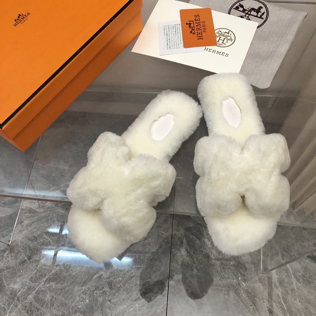 NO:615078,The highest version of handmade shoes on the market, the top product Hermès slippers —————————— The new early autumn model is the same as the original version, handmade by masters!  High-end customization, exclusive product, the highest version in the industry using Hermers uppers imported from Italy cowhide + original custom-grade Australian sheepskin feet + genuine leather outsole (pursuing top walking comfort) ━━━━Hermes━━━━━ size 35-40 (41.42 custom-made and non-refundable), fur shoes and slippers, hermes, hermes, slippers, cowhide, sheepskin, Leather  soles19860909市场最高版本纯手工鞋 顶级产品爱马仕拖鞋 —————————— 早秋新款原版一样, 师傅级纯手工打造 ！高端定制,独家产品,行业最高版本采用Hermers鞋面意大利进口牛皮+原版订制级澳洲羊皮垫脚+真皮大底（追求顶级行走舒适度）━━━━Hermes━━━━━ size35-40（41.42定做不退换）,毛毛鞋拖鞋,hermes,hermes,slippers,cowhide,sheepskin,Leather soles,Women's Shoes